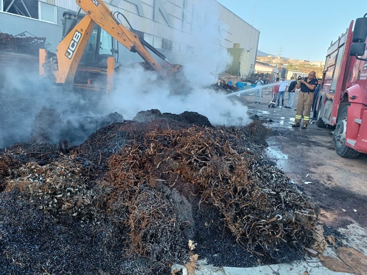 Antakya ilçesinde bulunan organize sanayi bölgesinde faaliyet gösteren metal makine üretim fabrikasında, hurda demir parçalarının bulunduğu alanda yangın çıktı.