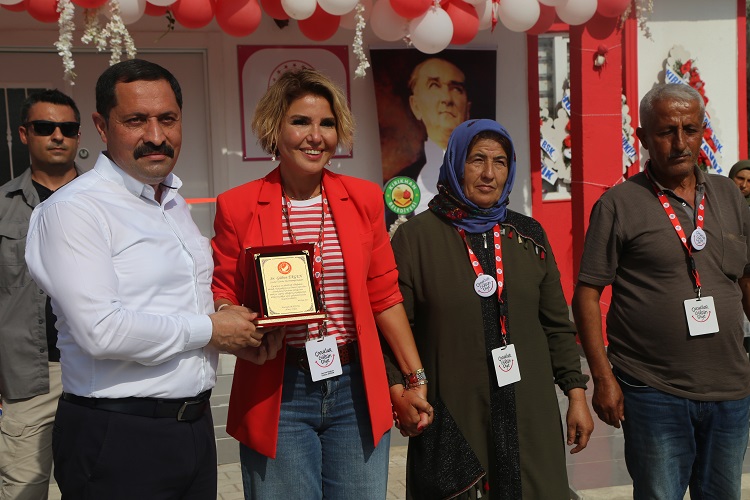 Kırıkhan ilçesinde, ünlü sanatçı Gülben Ergen tarafından başkanlığı üstlenilen Çocuklar Gülsün Diye Derneği tarafından inşa edilen iki derslikli anaokulu, duygusal bir törenle hizmete açıldı.