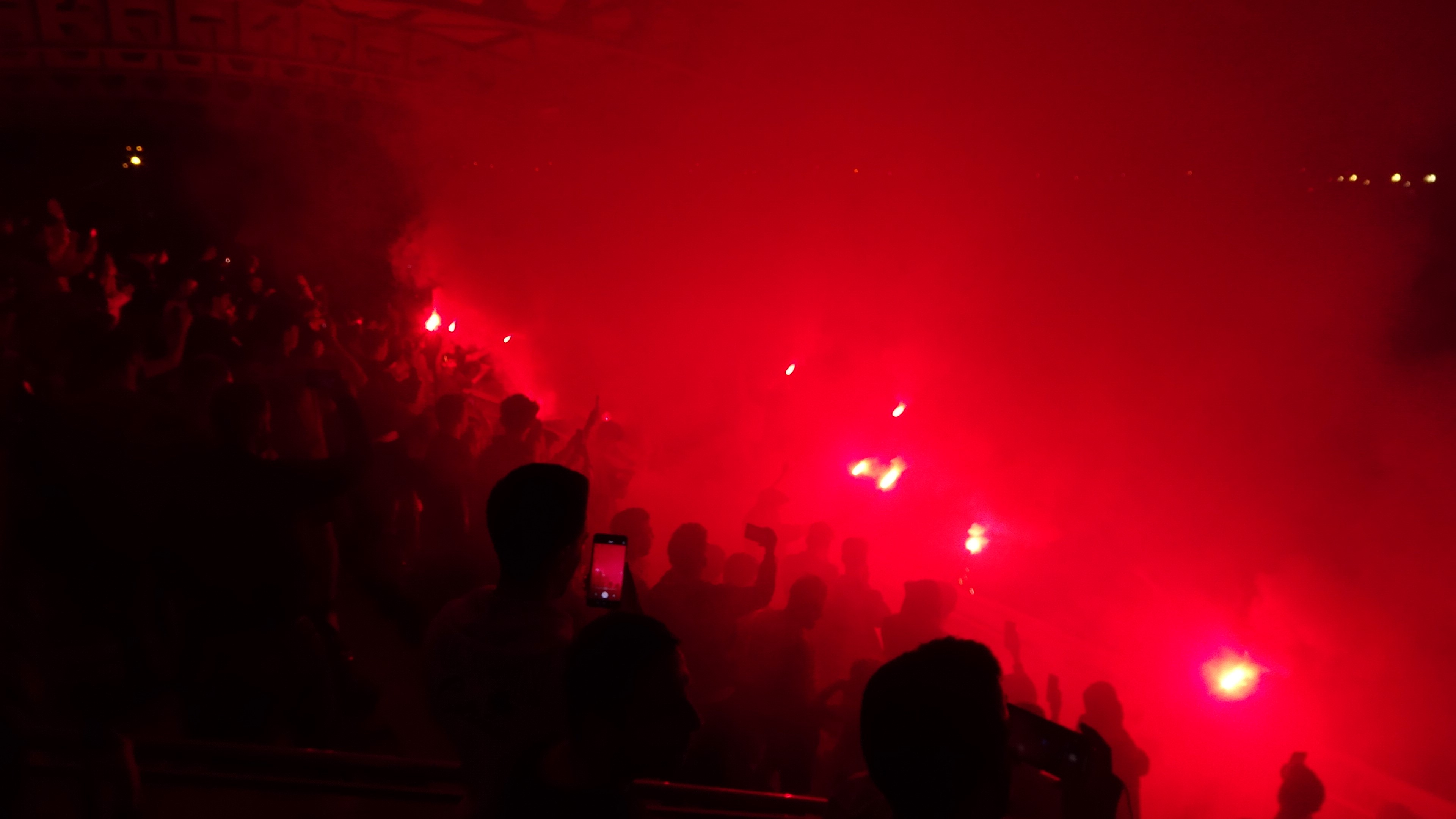 Hatay'da yaşanan tarihi depremin ardından, Hatayspor'un deplasmanda Fenerbahçe ile oynadığı müsabakayı takip etmek için Defne Stadyumu'na dev ekran kuruldu.