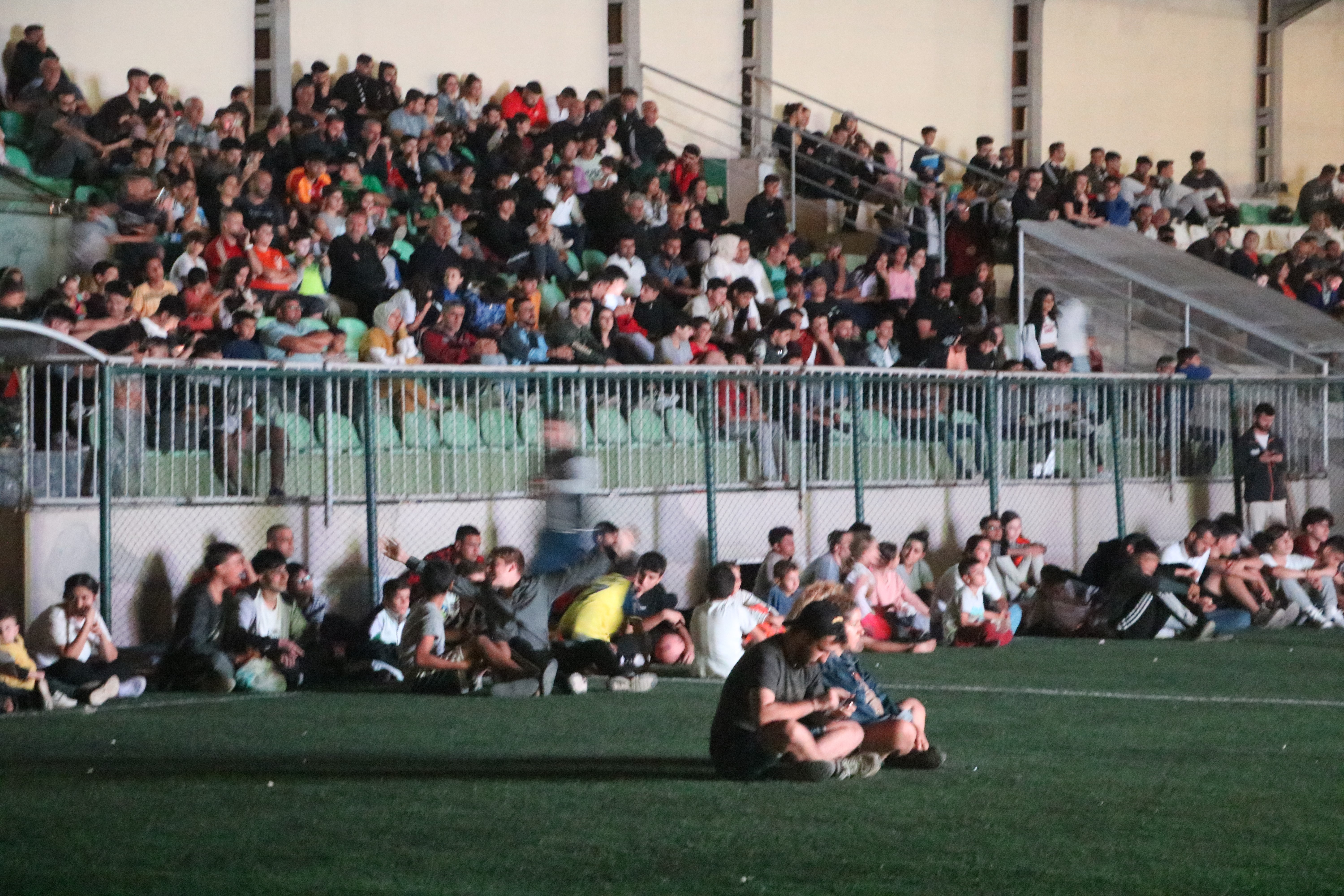 Hatay'da yaşanan tarihi depremin ardından, Hatayspor'un deplasmanda Fenerbahçe ile oynadığı müsabakayı takip etmek için Defne Stadyumu'na dev ekran kuruldu.