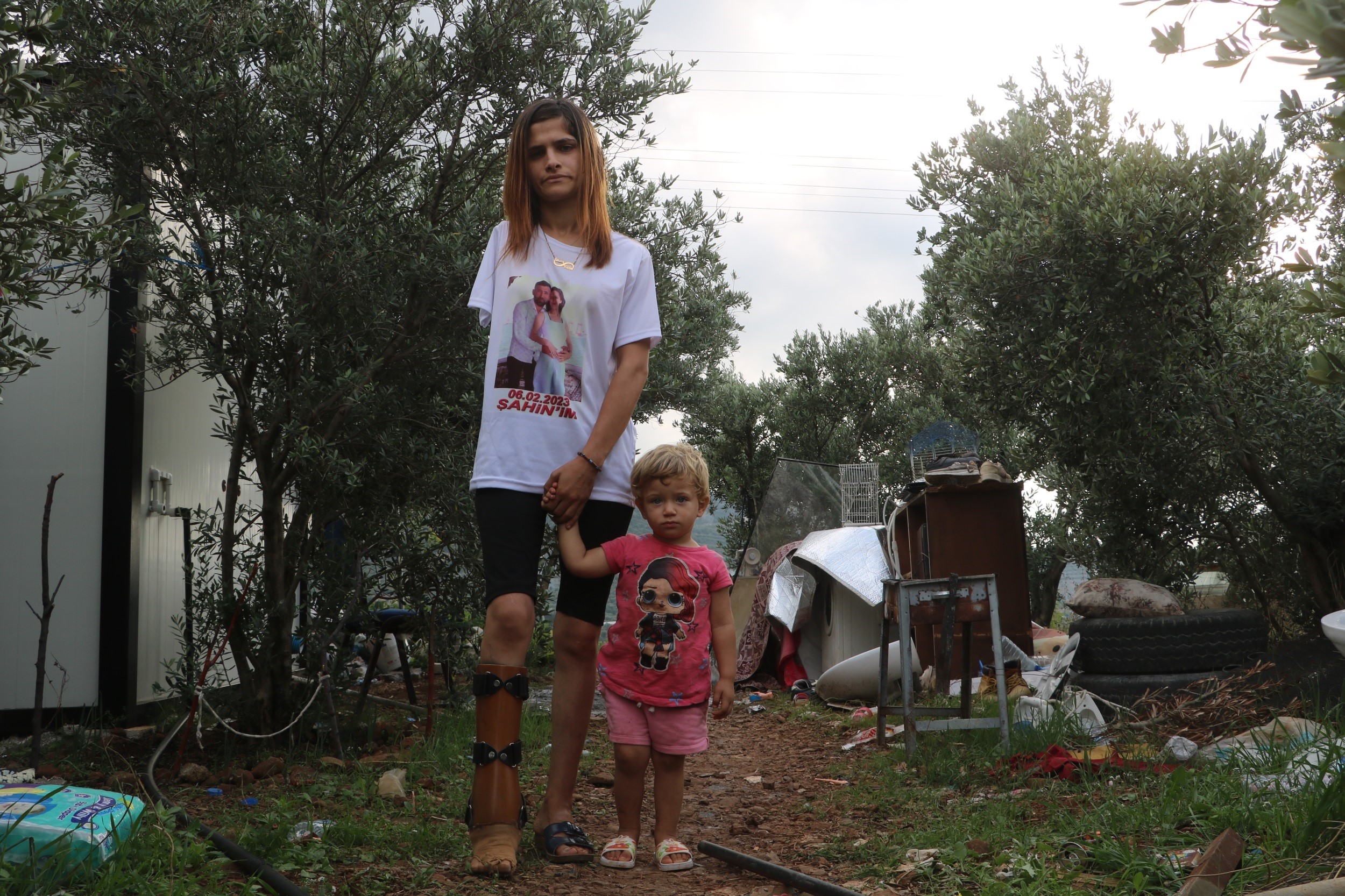 Hatay'ın Defne ilçesinde yaşanan deprem felaketinde kolunu ve ayak parmaklarını kaybeden anne, biyonik kol ile hayallerini gerçekleştirmek için yardım bekliyor. 
