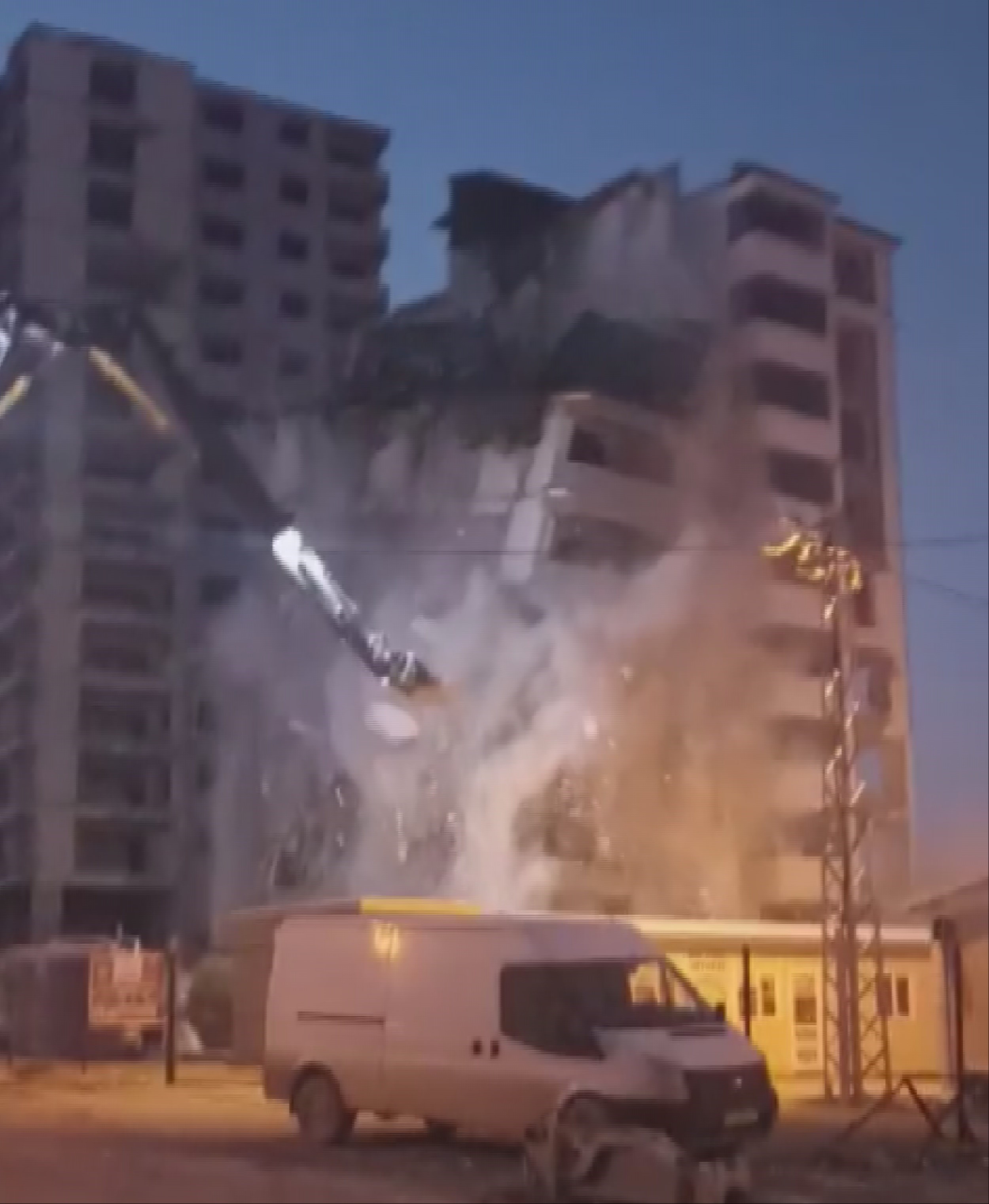 Hatay'da yaşanan depremin ardından, Kahramanmaraş merkezli yardım çalışmaları hız kesmeden devam ediyor.