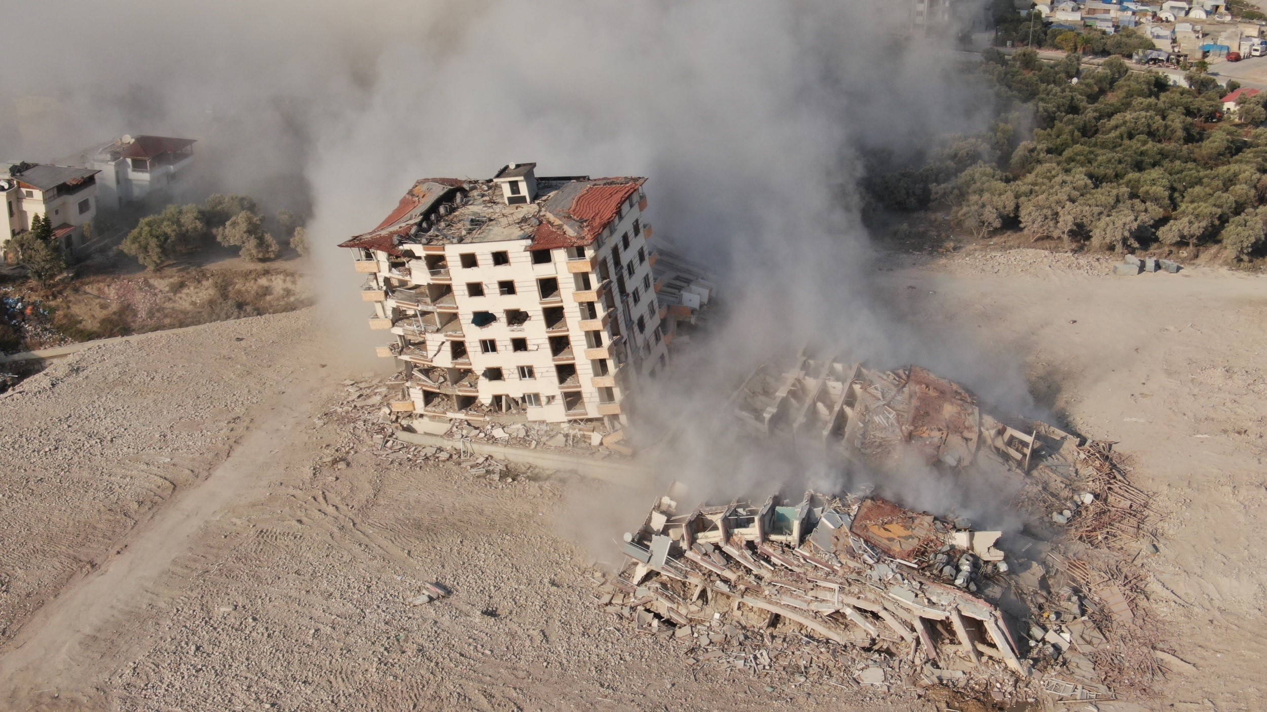 Hatay'ı vuran depremin ardından ağır hasar gören binaların yıkımı hız kazanıyor. 