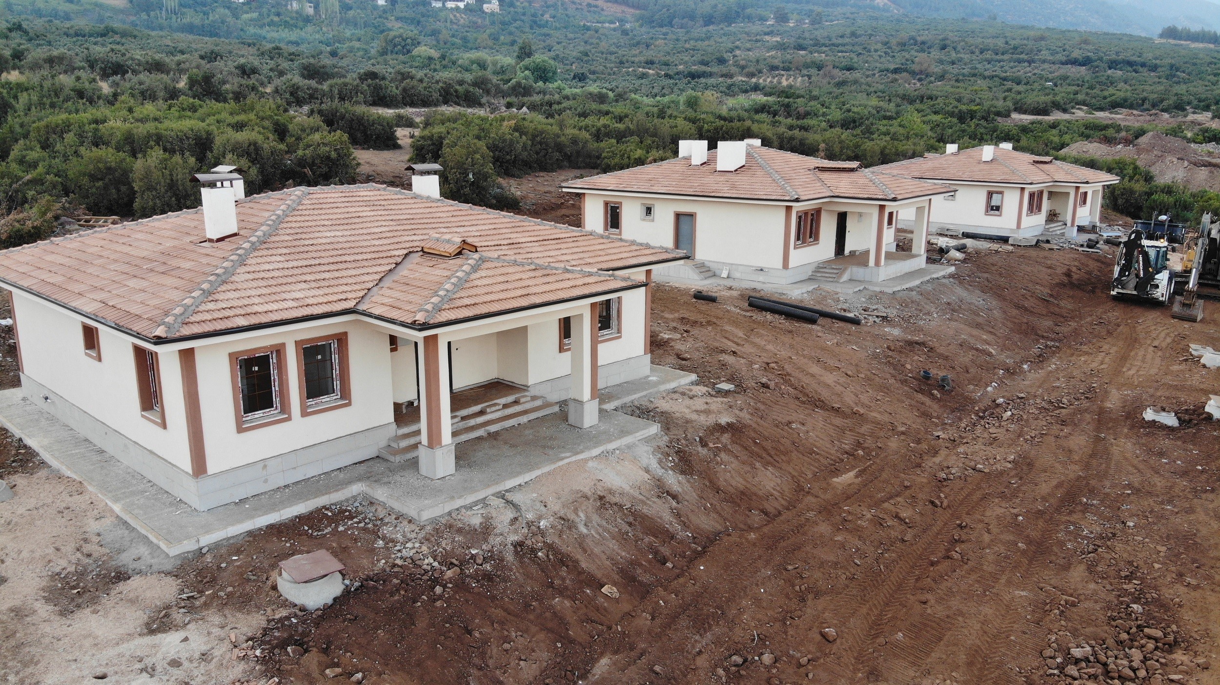 Hatay'da depremin vurduğu bölgelerde hasar gören 37 köy evinin yapımı tamamlanarak depremzedelere teslim edildi.