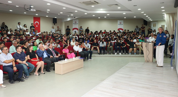 İskenderun Teknik Üniversitesi (İSTE), emekli NASA astronotu Dorothy Metcalf-Lindenburger'i ağırladı. 