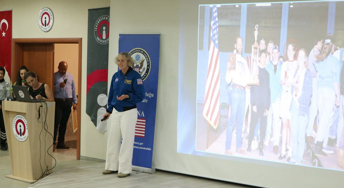 İskenderun Teknik Üniversitesi (İSTE), emekli NASA astronotu Dorothy Metcalf-Lindenburger'i ağırladı. 