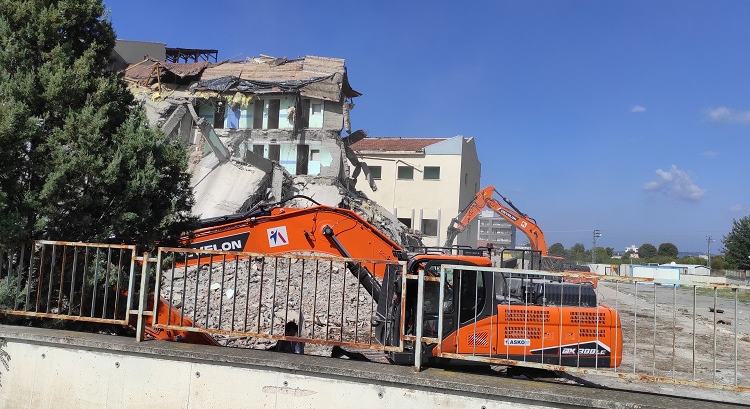 Kahramanmaraş merkezli 6 Şubat depremlerinde zarar gören Erzin Devlet Hastanesi, güvenlik önlemleri altında kontrollü bir şekilde yıkıldı. 