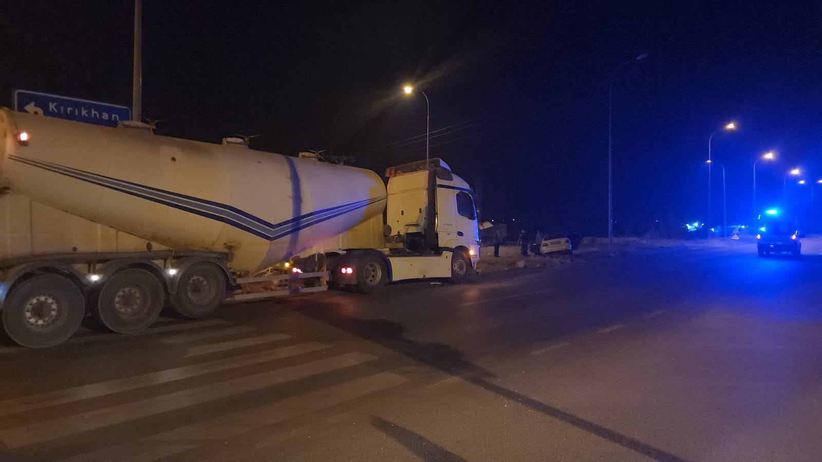 Hatay'ın Hassa ilçesinde, Hatay-Kilis yolunda gerçekleşen bir trafik kazasında, N.Y. tarafından kullanılan bir otomobil ile M.C. tarafından sürülen bir tanker aracı çarpıştı. 