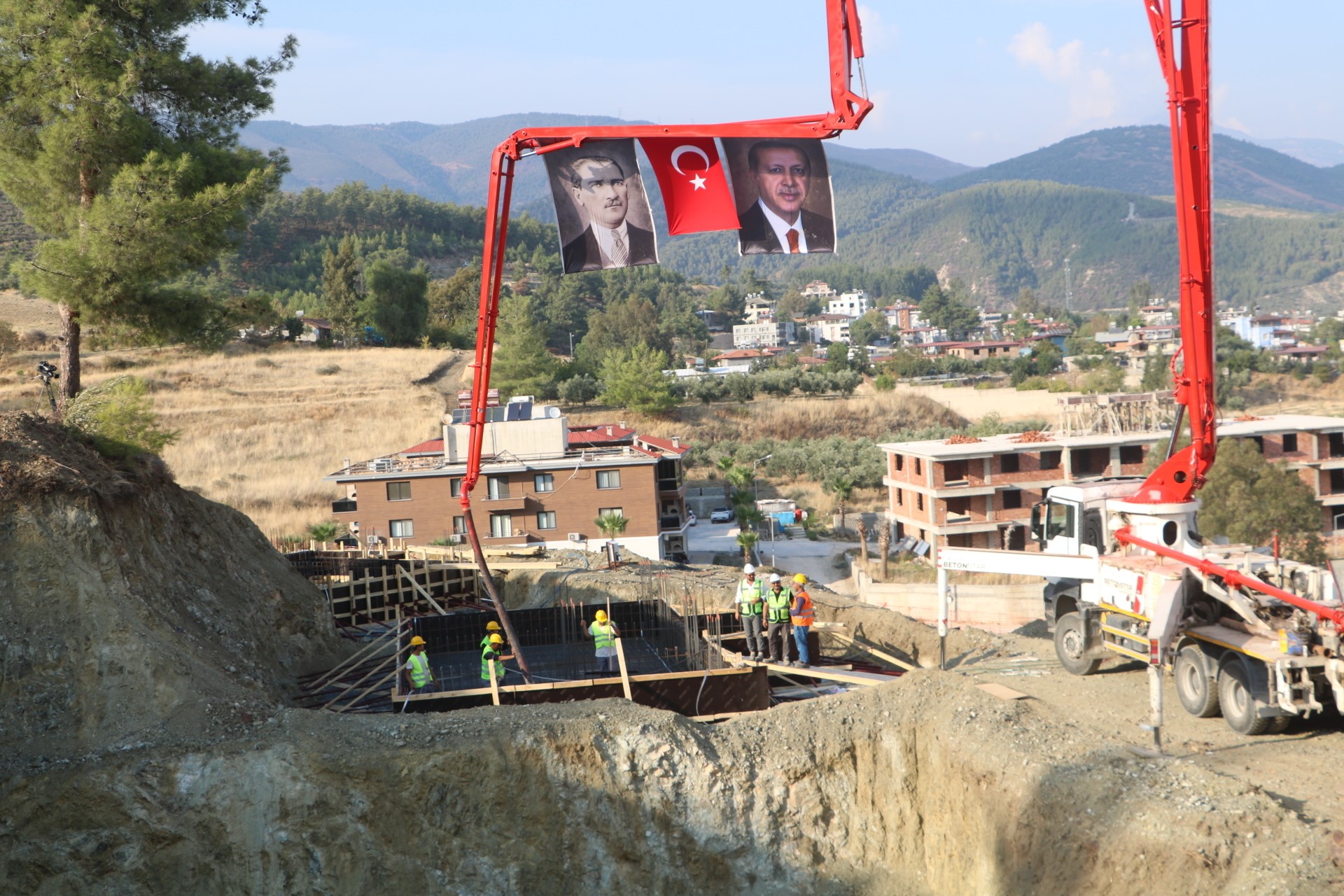 Çevre, Şehircilik ve İklim Değişikliği Bakanı Mehmet Özhaseki, Hatay'da hayata geçirilen "Yerinde Dönüşüm Projesi"ne yoğun ilginin olduğunu açıkladı. 