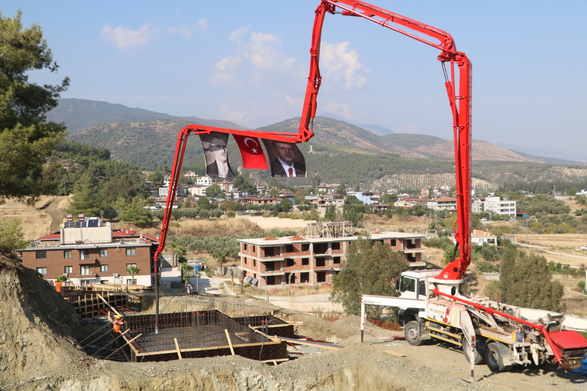 Çevre, Şehircilik ve İklim Değişikliği Bakanı Mehmet Özhaseki, Hatay'da hayata geçirilen "Yerinde Dönüşüm Projesi"ne yoğun ilginin olduğunu açıkladı. 