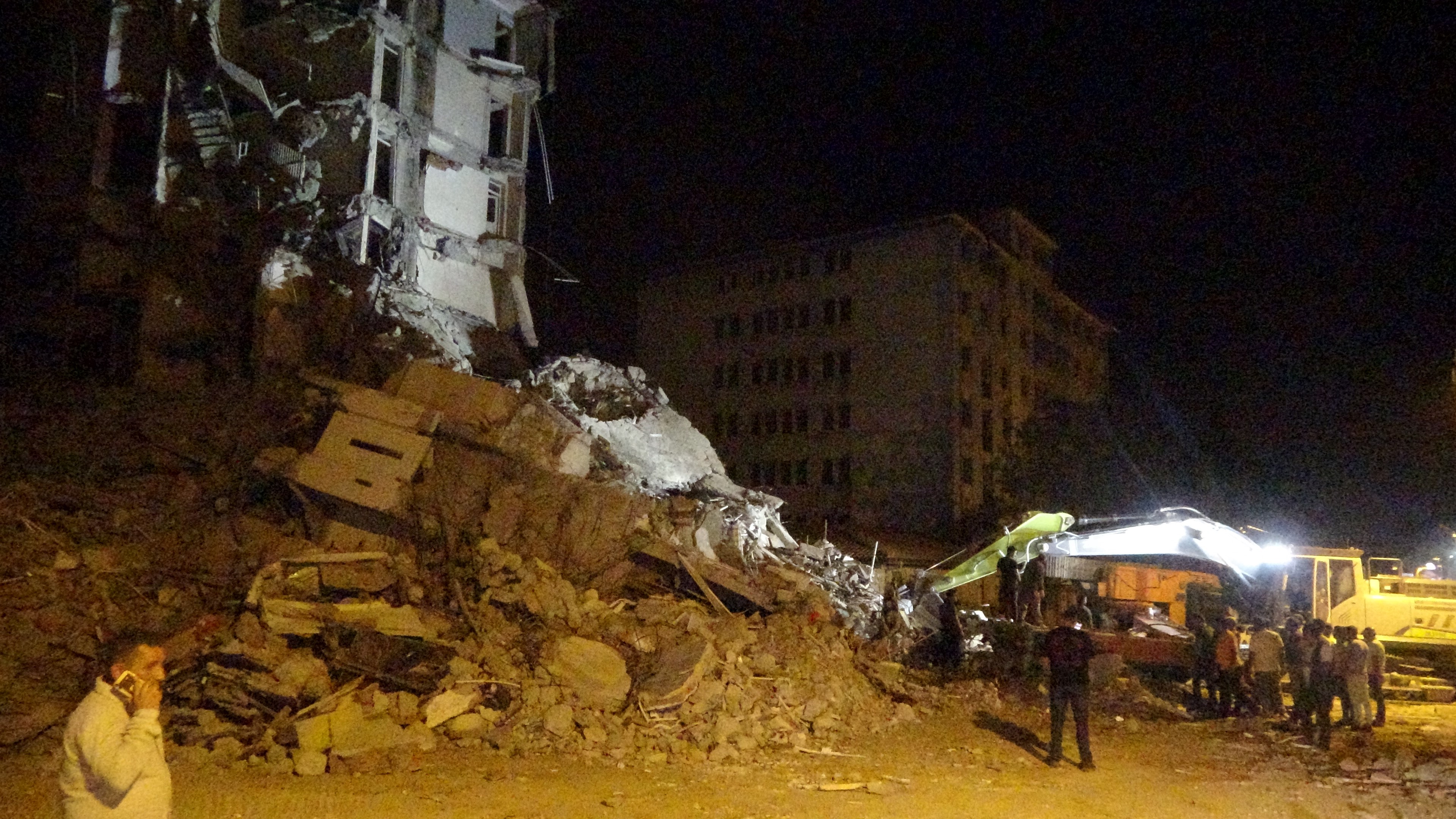 Depremlerde ağır hasar görmüş binalarının yıkımı devam ederken, Antakya ilçesi Armutlu Mahallesi'nde Gündüz Caddesi'nde yaşanan korkunç anlar kameralara yansıdı. 