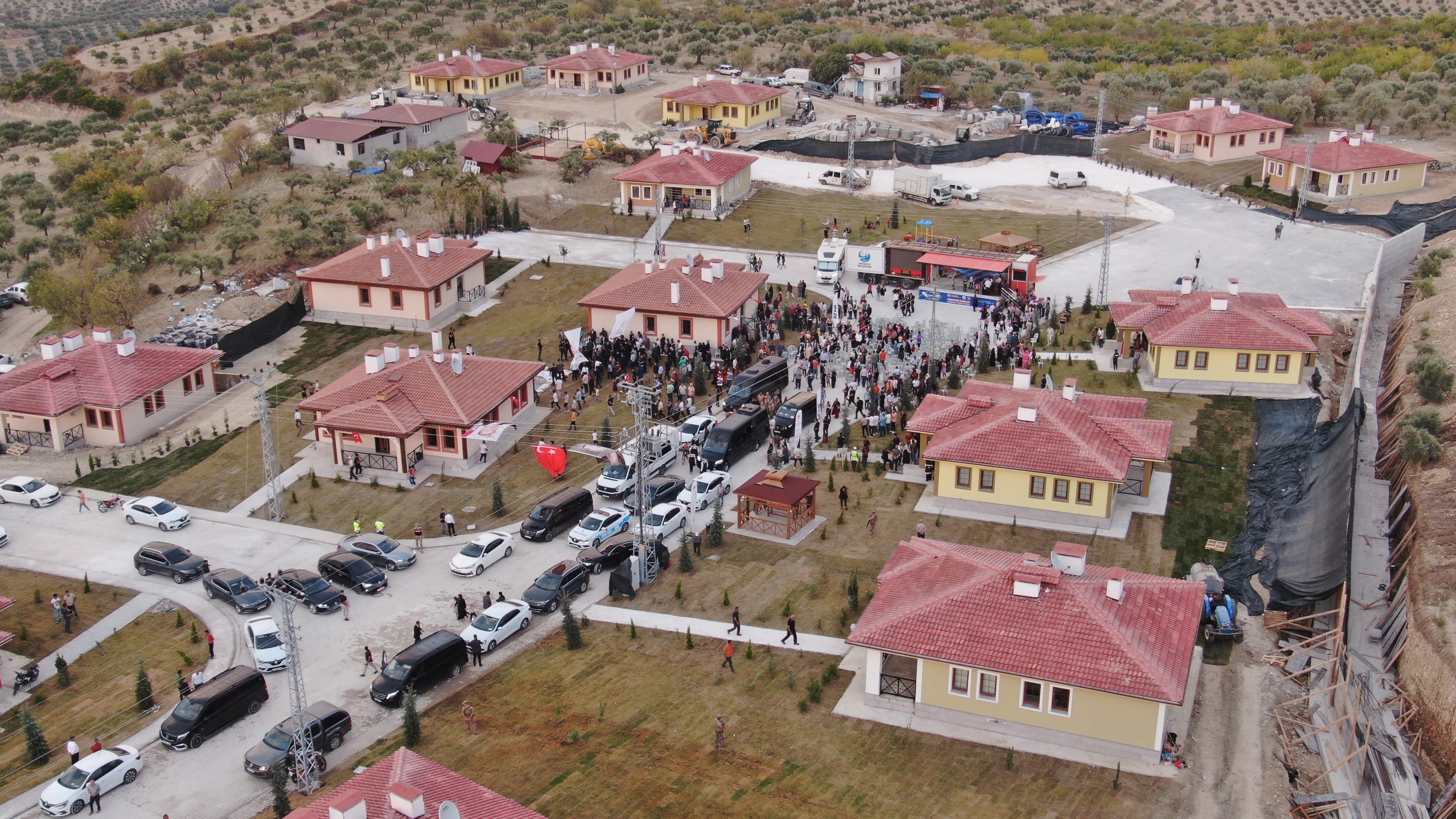 Çevre, Şehircilik ve İklim Değişikliği Bakanı Mehmet Özhaseki, Hatay'da meydana gelen bin yılın felaketinde zarar gören 254 bin 195 konuttan 34 bin 129'unun köy evleri olduğunu açıkladı. 