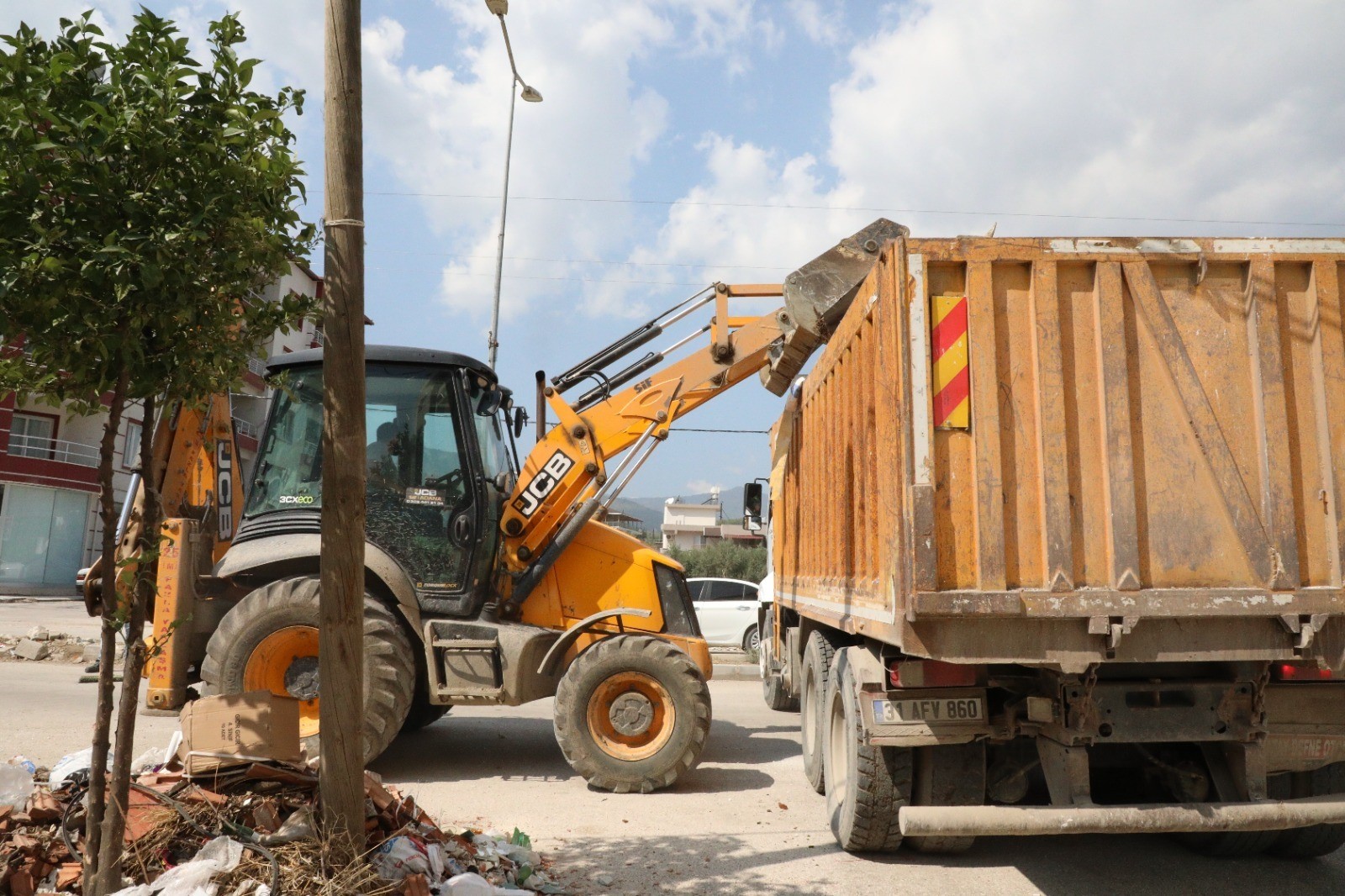 Hatay Büyükşehir Belediyesi, 6 Şubat depreminin ardından kent genelinde temizlik seferberliğini sürdürerek cadde, sokak ve meydanlardaki kirliliği ortadan kaldırıyor.