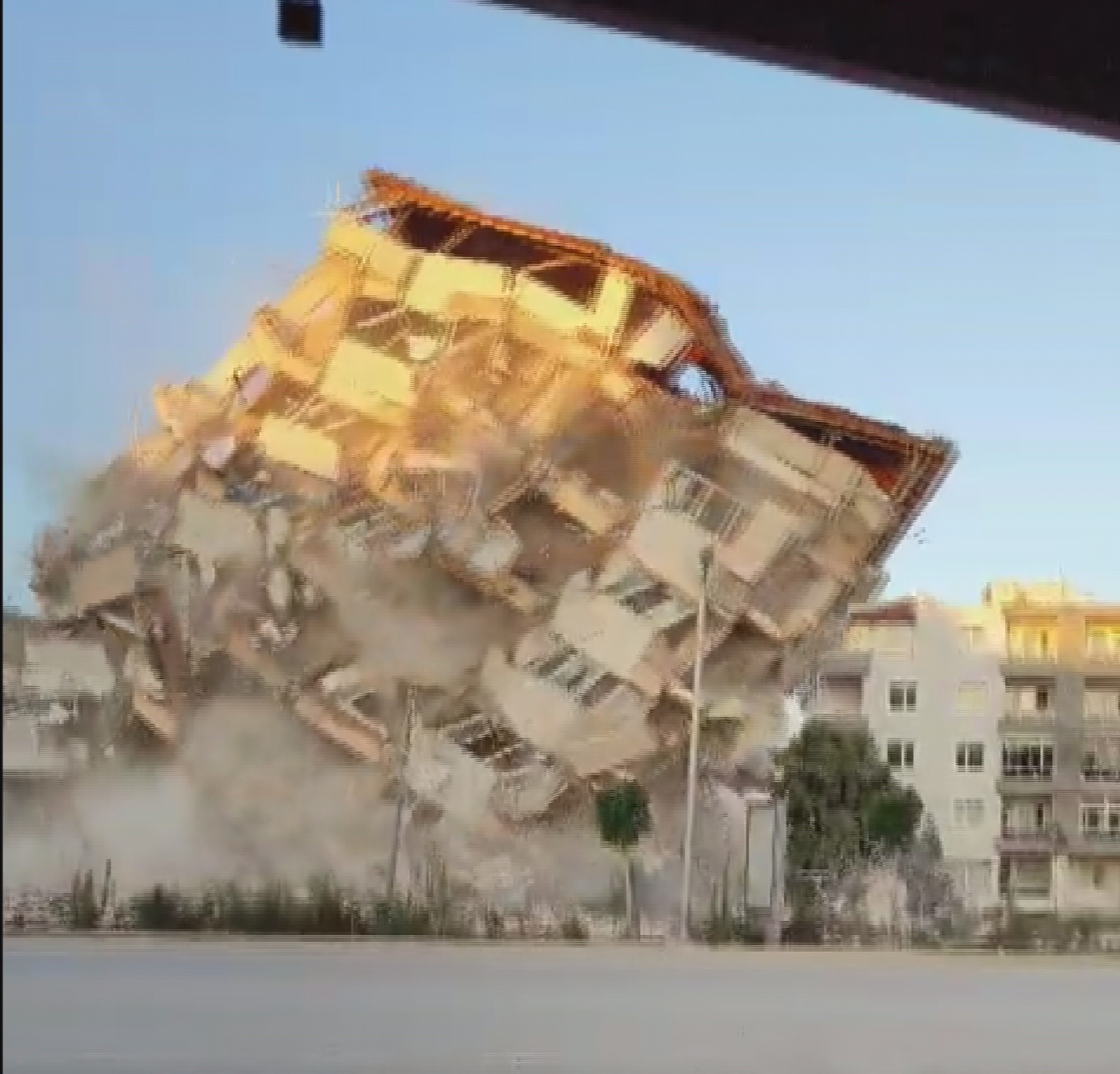 Hatay'da meydana gelen depremin yıkıcı etkileri sürerken, Antakya ilçesinde zarar gören ağır hasarlı binaların yıkımı hız kesmeden devam ediyor. 
