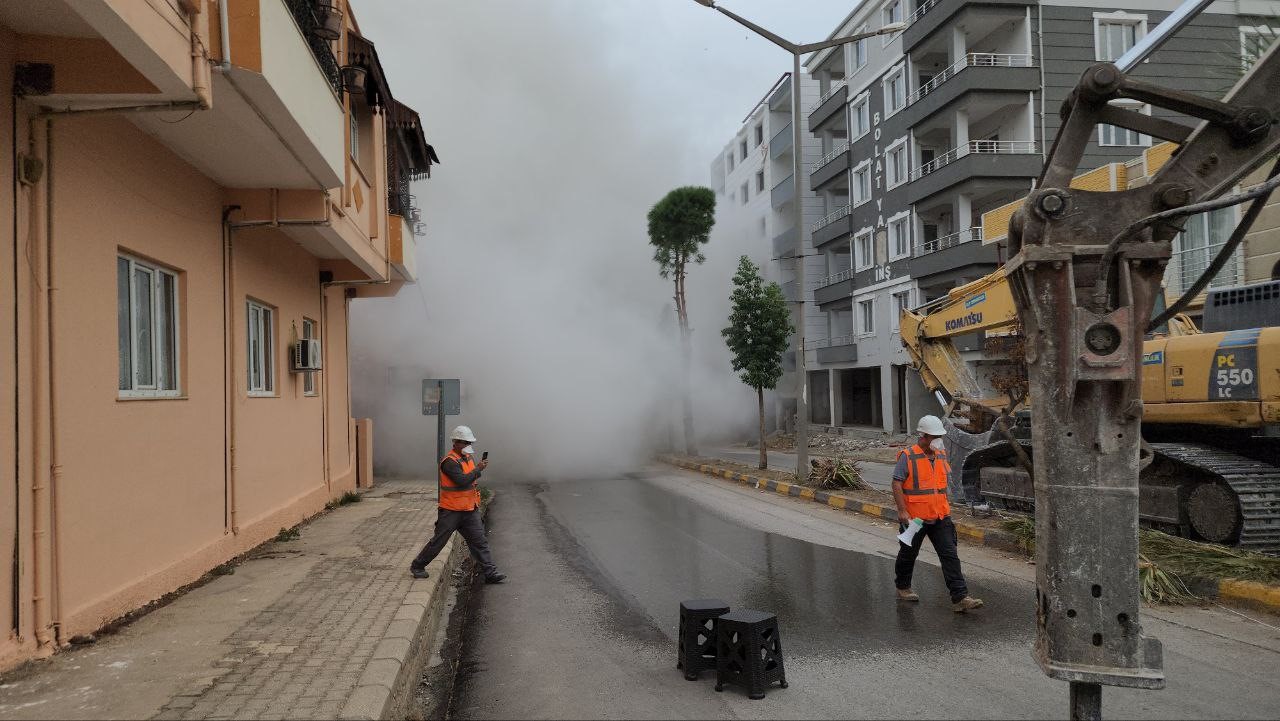 Hatay'ın Hassa ilçesinde depremin neden olduğu büyük yıkım sonucu ağır hasar alan binaların yıkımı devam ediyor. 