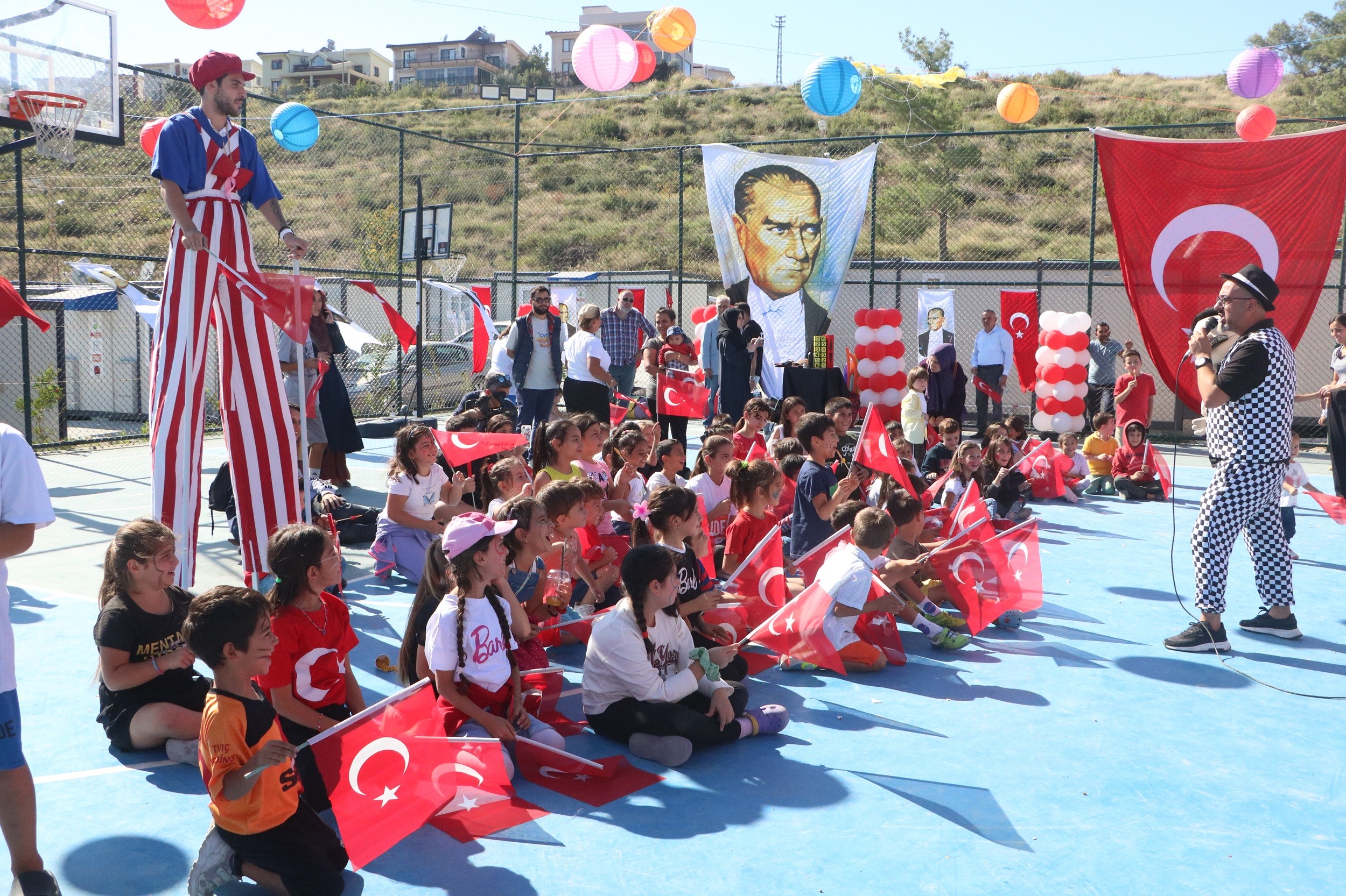 Hatay'da Cumhuriyet'in 100. yılını kutlamak amacıyla düzenlenen "100. Yıl Sofrası" etkinliği, depremzede çocuklar için unutulmaz bir eğlenceye dönüştü. 