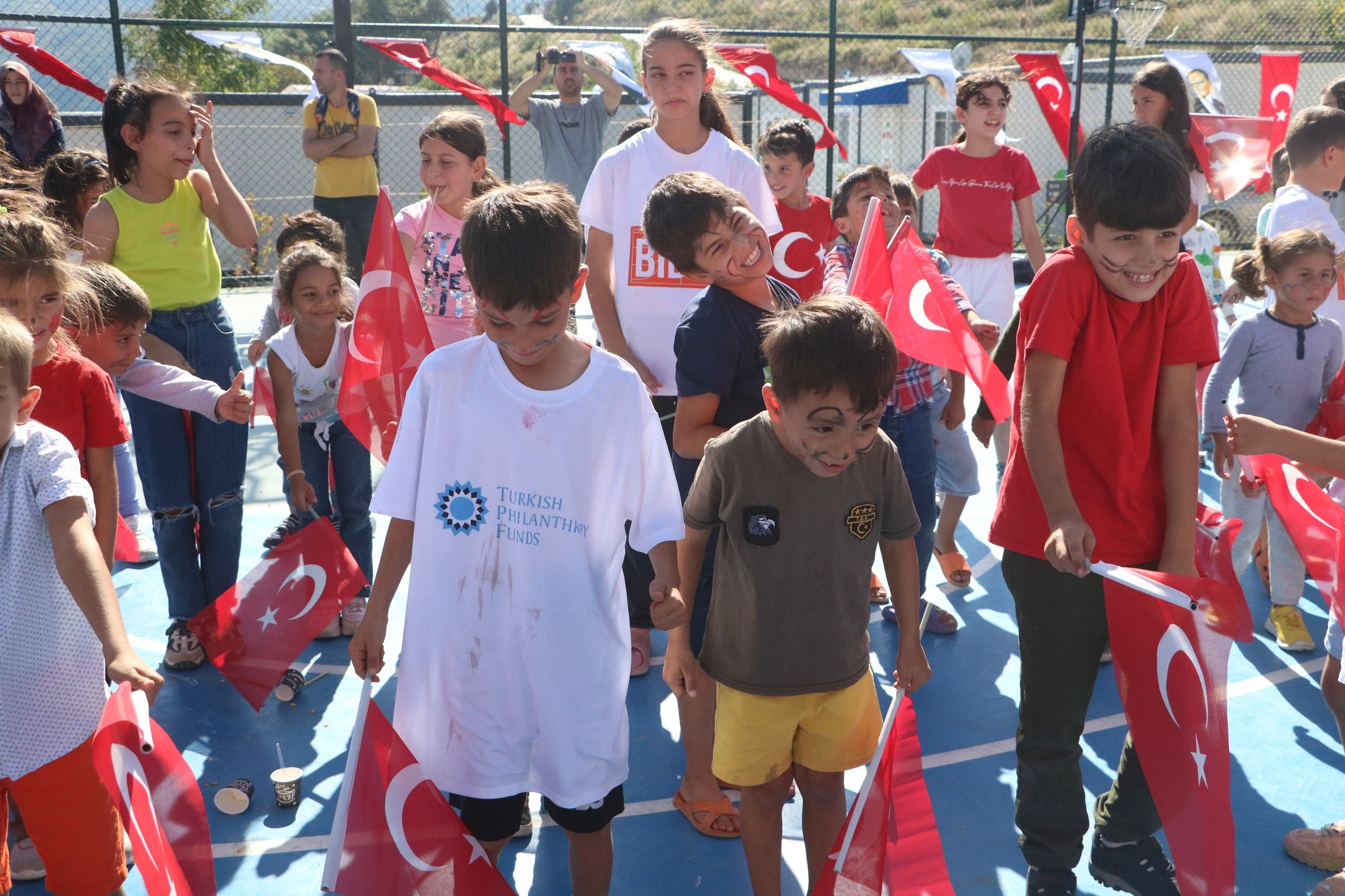 Hatay'da Cumhuriyet'in 100. yılını kutlamak amacıyla düzenlenen "100. Yıl Sofrası" etkinliği, depremzede çocuklar için unutulmaz bir eğlenceye dönüştü. 