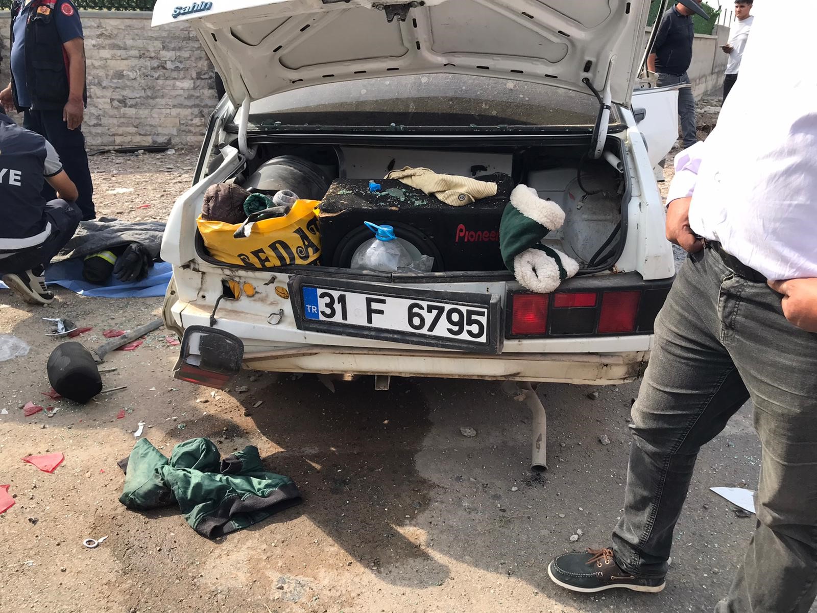 Reyhanlı ilçesinde meydana gelen trafik kazasında,otomobilin lastiği patlayarak sürücüsünün direksiyon hakimiyetini kaybetmesi sonucu önce park halindeki bir araca, ardından duvara çarptı.