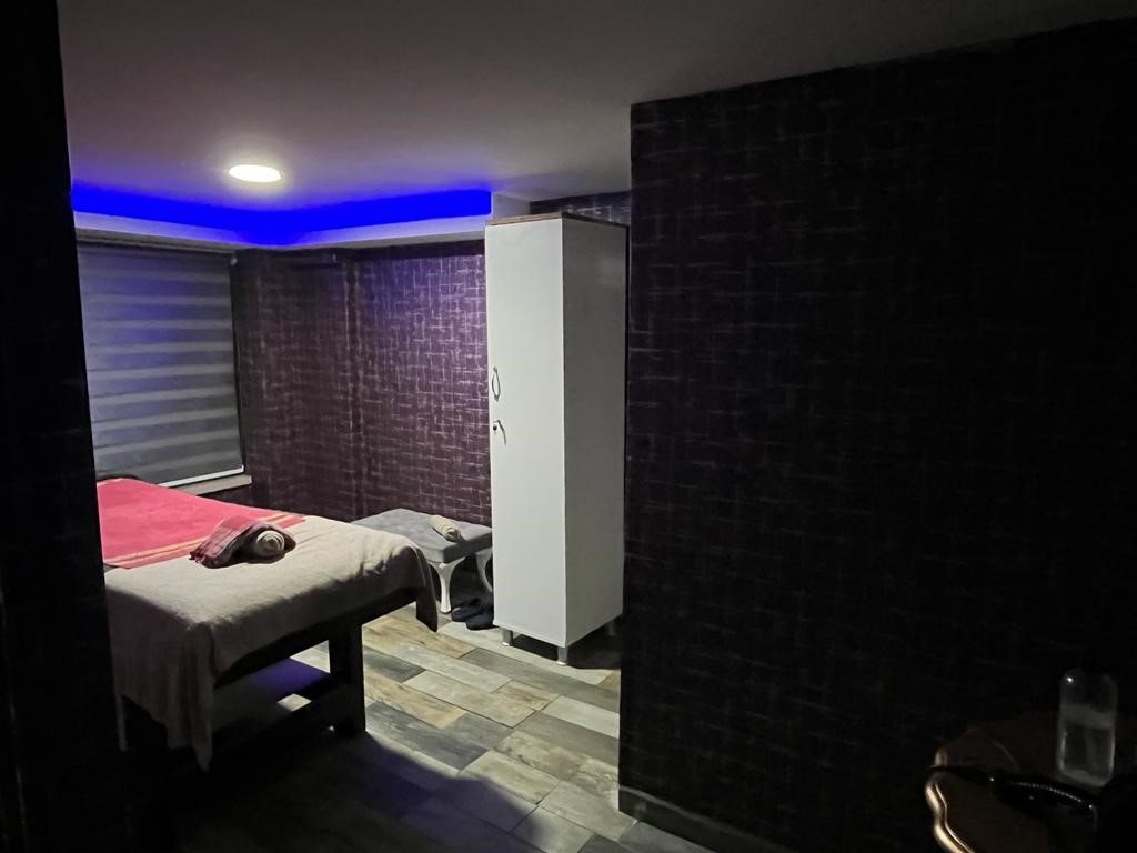 İskenderun ilçesinde masaj salonlarına yapılan baskında, çalışma izni olmayan 22 Tayland, 4 Uganda ve 1 Özbekistan uyruklu 27 kadın yakalanıp, sınır dışı edildi