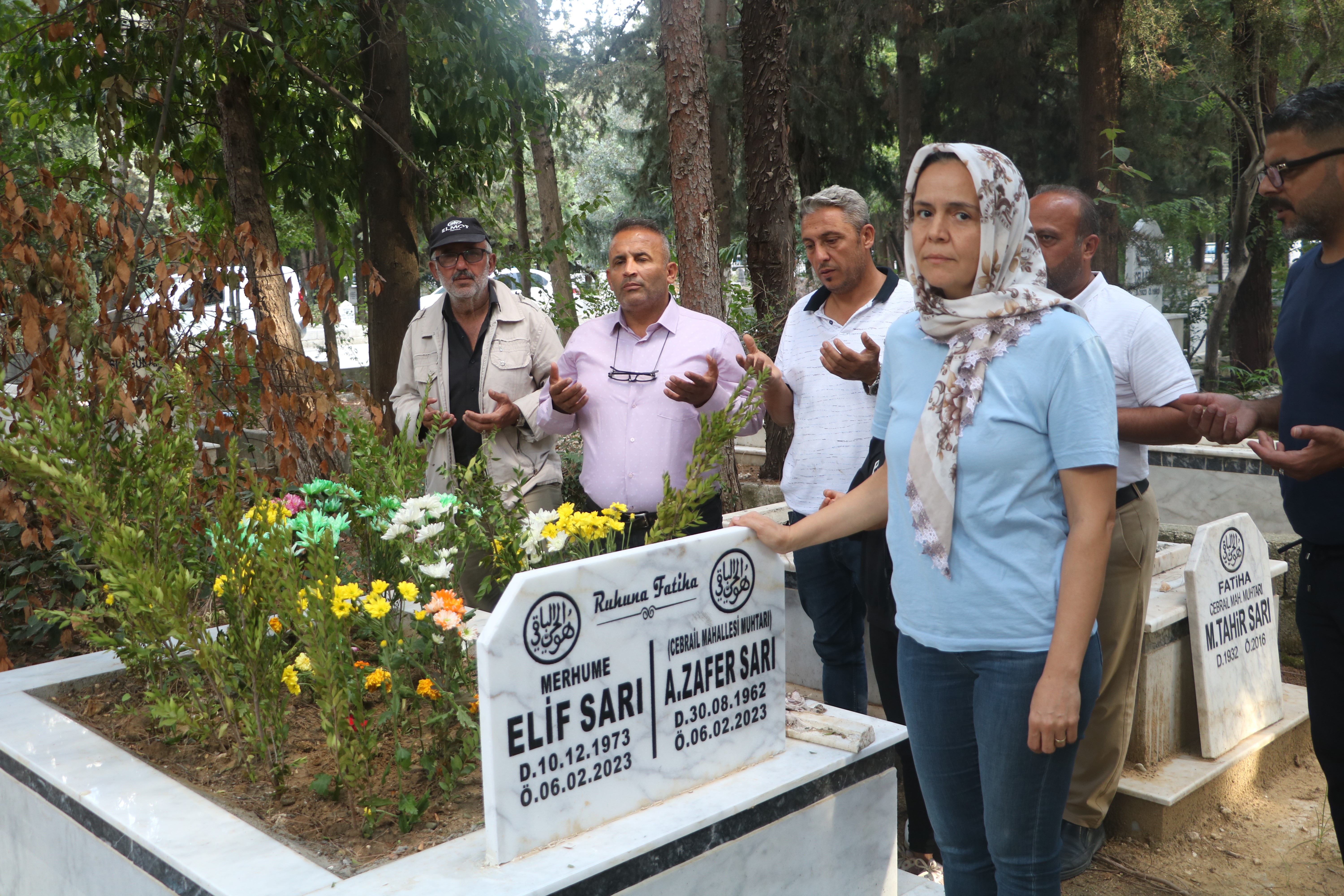 Hatay'da depremlerde hayatını kaybeden muhtarlar, Muhtarlar Günü'nde mezarları başında anıldı. 