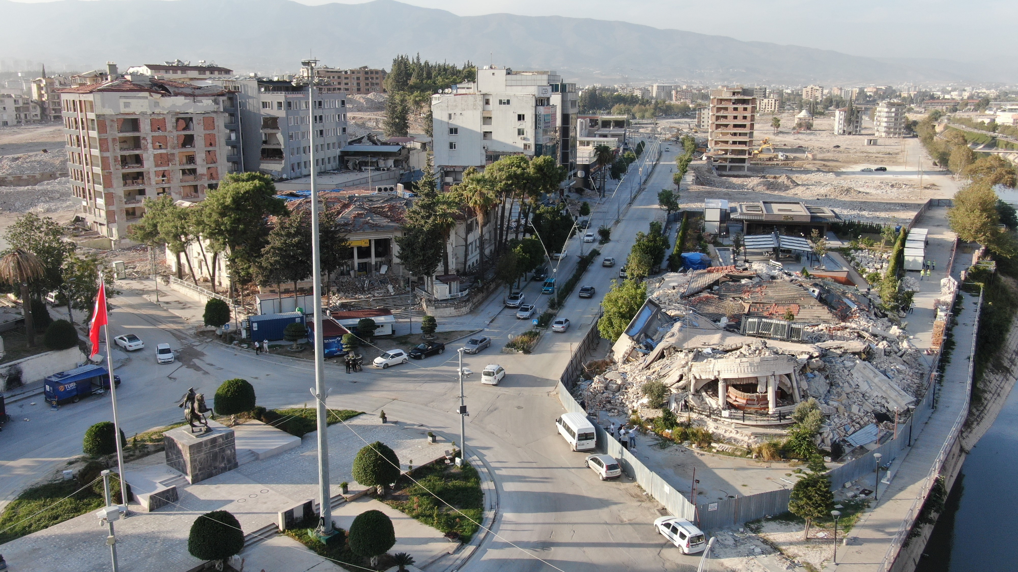 Hatay'da yaşanan asrın felaketi, deprem öncesi ve sonrası çekilen fotoğraflarla yıkımın dehşetini ortaya koyuyor