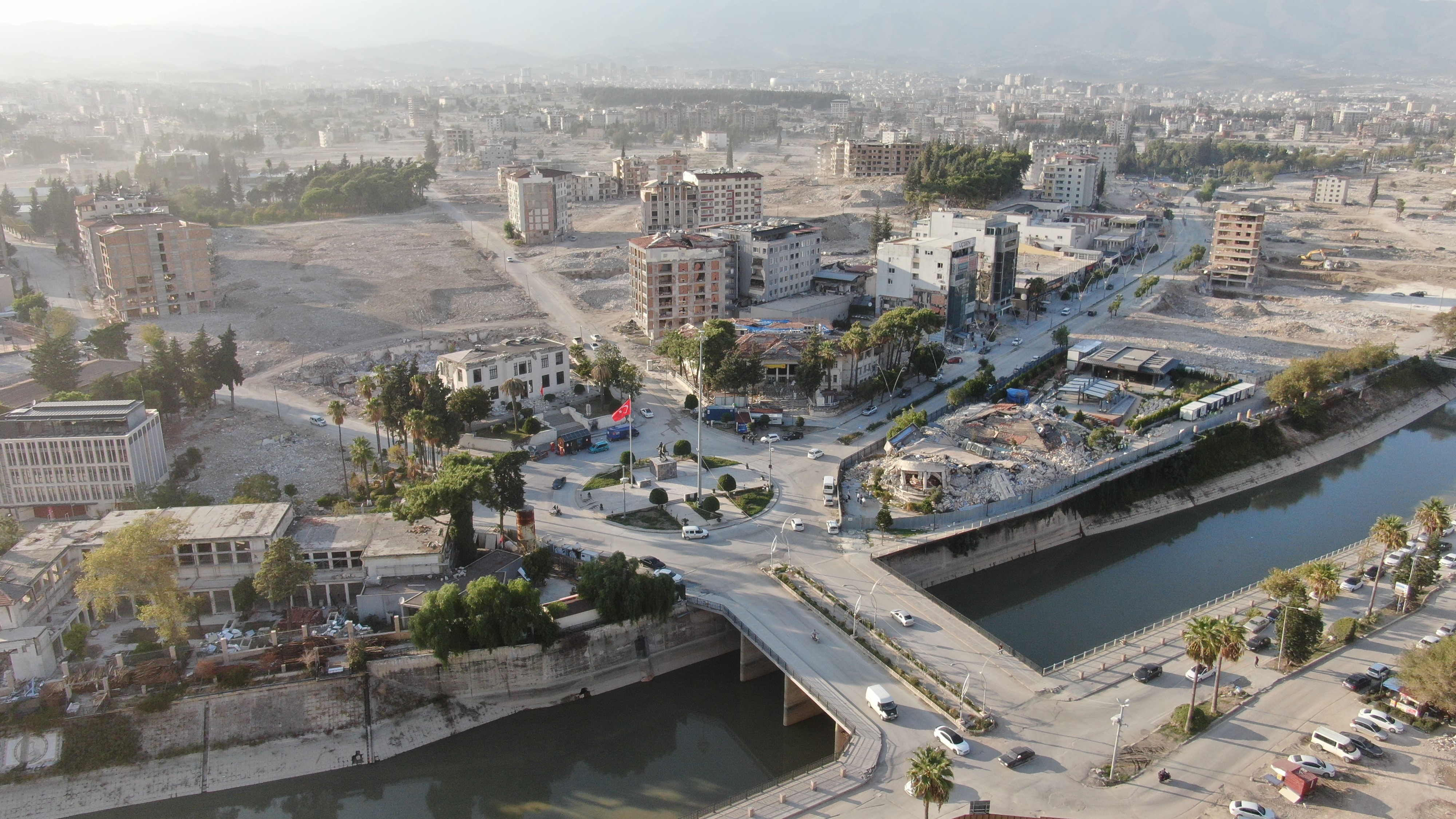 Hatay'da yaşanan asrın felaketi, deprem öncesi ve sonrası çekilen fotoğraflarla yıkımın dehşetini ortaya koyuyor
