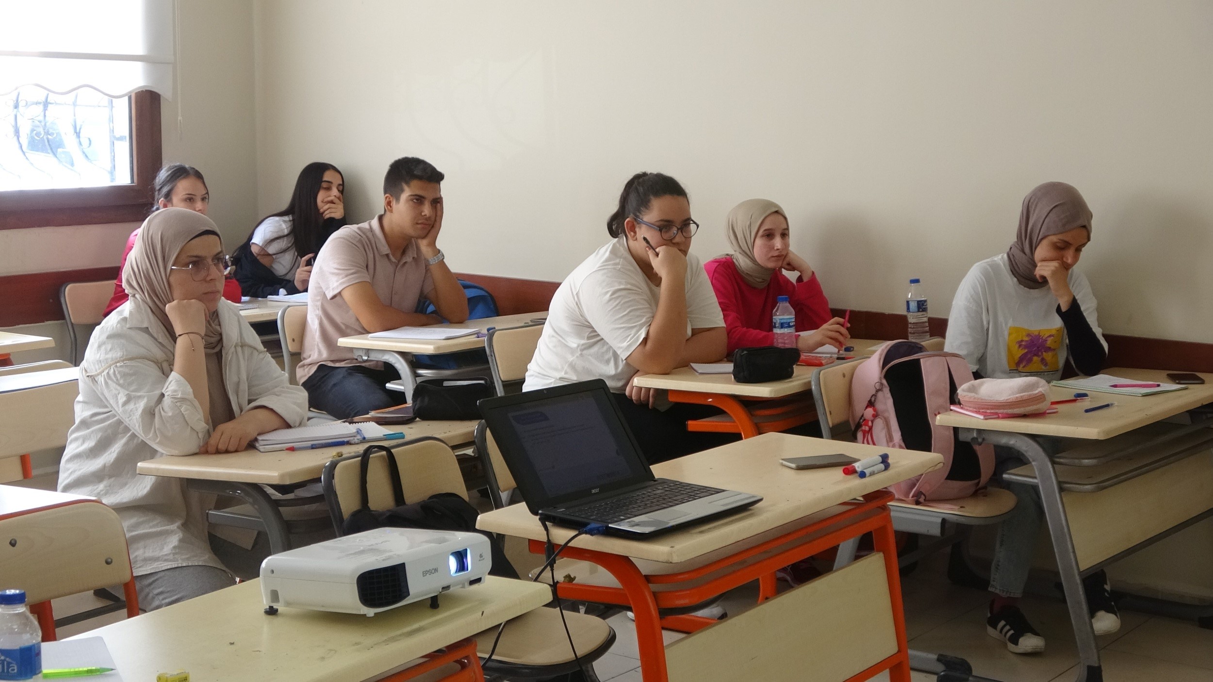 Hatay'da meydana gelen depremin ardından Hatay Büyükşehir Belediyesi tarafından kurulan destek eğitim merkezi, 283 depremzedesi öğrenciye ücretsiz eğitim fırsatı sunuyor. 