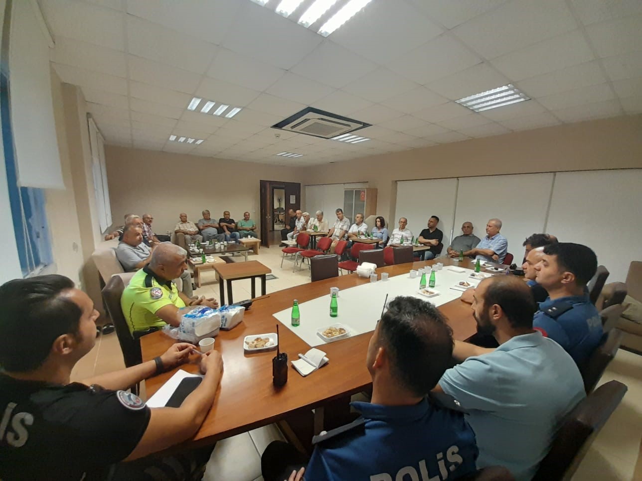 Hatay Emniyet Müdürlüğü ekipleri, İskenderun ilçesine bağlı 20 mahalle muhtarı ile işbirliği yaparak, vatandaş-polis iletişimini geliştirmek amacıyla bir araya geldi. 