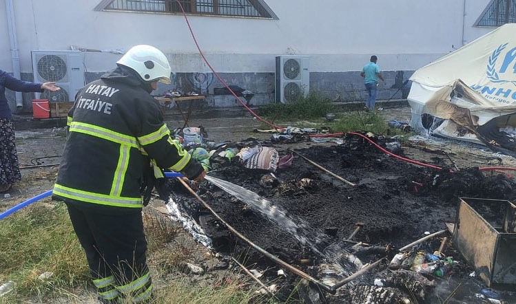  Hatay'ın Arsuz ilçesindeki Aşağıkepirce Mahallesi'nde meydana gelen yangın, bir çadırın kullanılamaz hale gelmesine neden oldu. 