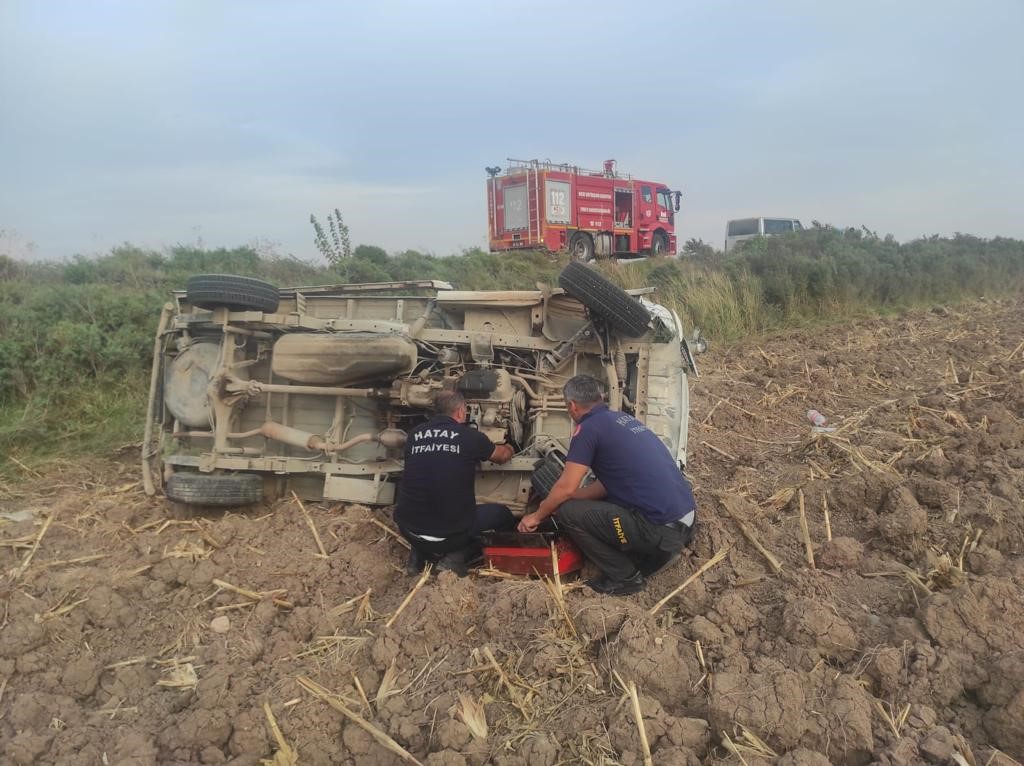 Hatay'ın Kumlu ilçesinde, Akpınar Mahallesi'nde bir kamyonetin yol kenarındaki tarlaya uçtuğu üzücü bir trafik kazası meydana geldi.