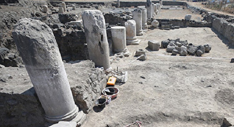 Hatay'ın tarihi zenginliğini yansıtan Erzin İssos Harabeleri'nde bu sezon tamamlanan kazılar, farklı dönemlere ait önemli buluntuları gün yüzüne çıkardı.