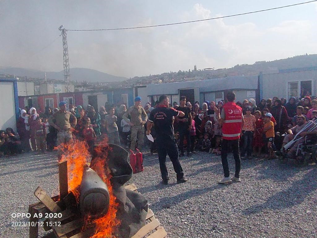Konteyner kent ve Antakya ilçesine bağlı Zübeyde Hanım Anaokulu öğrencileri, yangın tatbikatı eğitimi için itfaiye ekipleri tarafından bilinçlendirildi