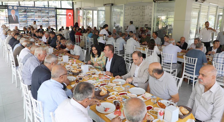 İskenderun'da, Muhtarlar Günü'nde Kaymakam ve Belediye Başkanı, ilçedeki muhtarlarla kahvaltı etkinliğinde bir araya geldi. 