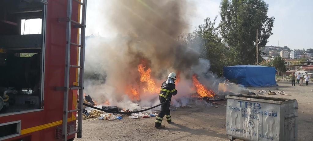 Hatay'ın İskenderun ilçesinde bulunan Sanayi Sitesi'nde meydana gelen çöp yangını, bölge sakinlerinin hızlı tepkisi ve 112 acil çağrı merkezi bildirimi sayesinde kısa sürede itfaiye ekipleri tarafında