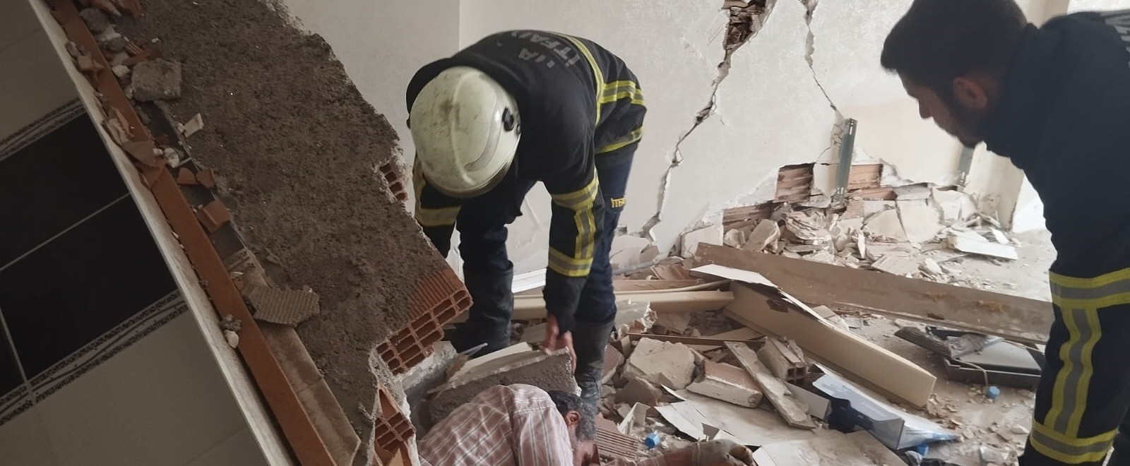 Hatay'ın Kırıkhan ilçesinin Yenimahalle bölgesinde, ağır hasar görmüş Erol Apartmanı'na girmeye cesaret eden yabancı uyruklu bir şahıs, binanın çökmesi sonucu ağır yaralandı.
