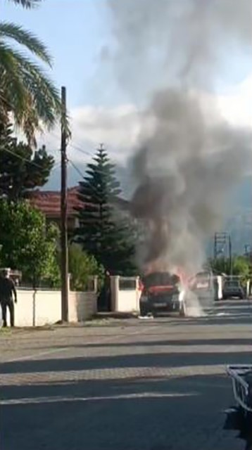 Hatay'ın Kuzuculu Mahallesi'nde seyir halindeyken bir otomobil, motor kısmından aniden alev aldı.