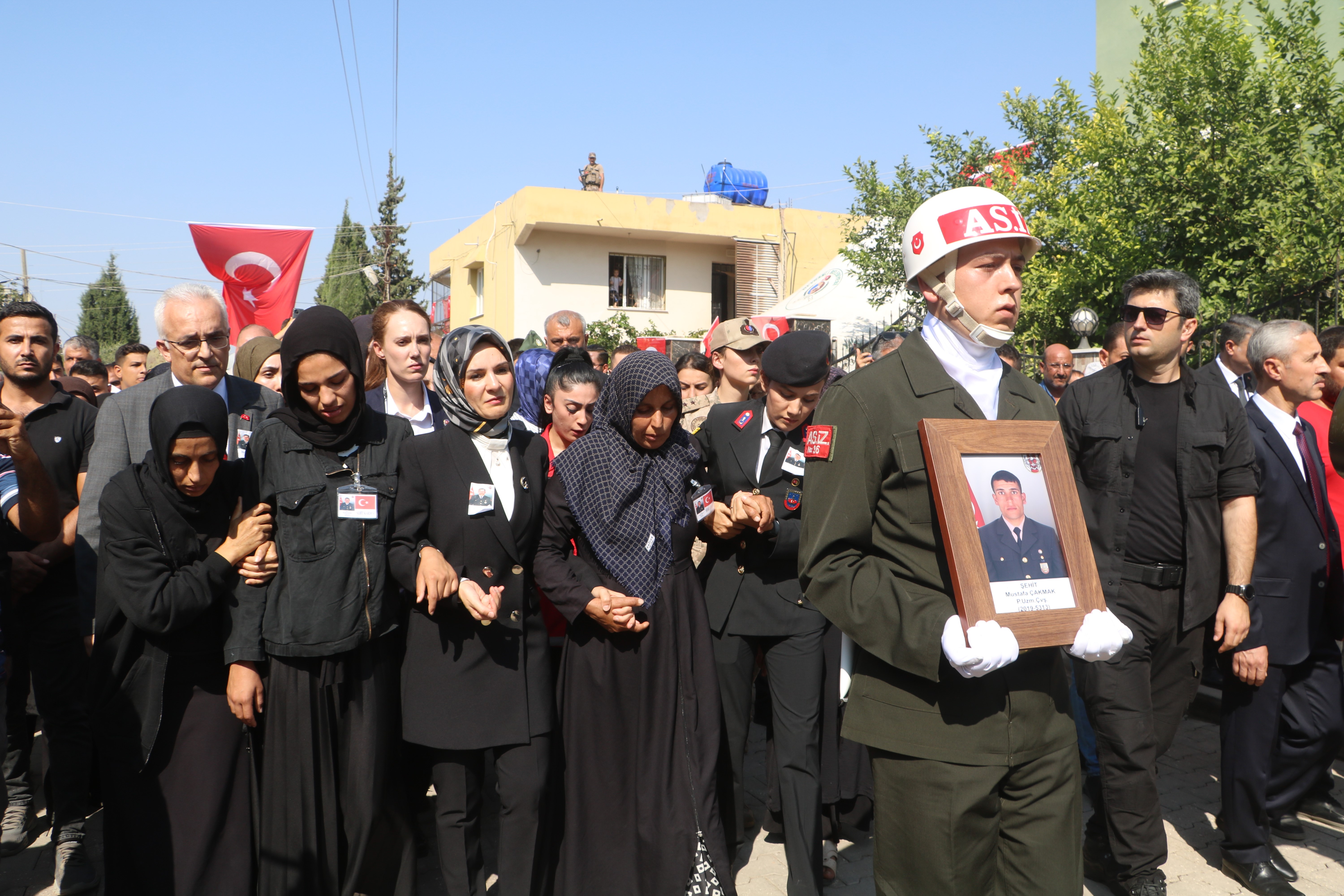 Piyade Uzman Çavuş Mustafa Çakmak, memleketi Reyhanlı'da gözyaşları içinde son yolculuğuna uğurlandı