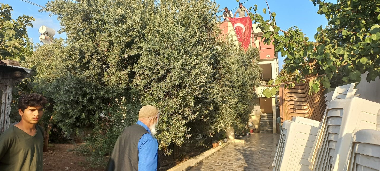 El yapımı patlayıcının infilak etmesi sonucu şehit olan 27 yaşındaki Piyade Uzman Çavuş Mustafa Çakmak'ın ailesi, Hatay'ın Reyhanlı ilçesindeki baba evine Türk bayrağı astı. 