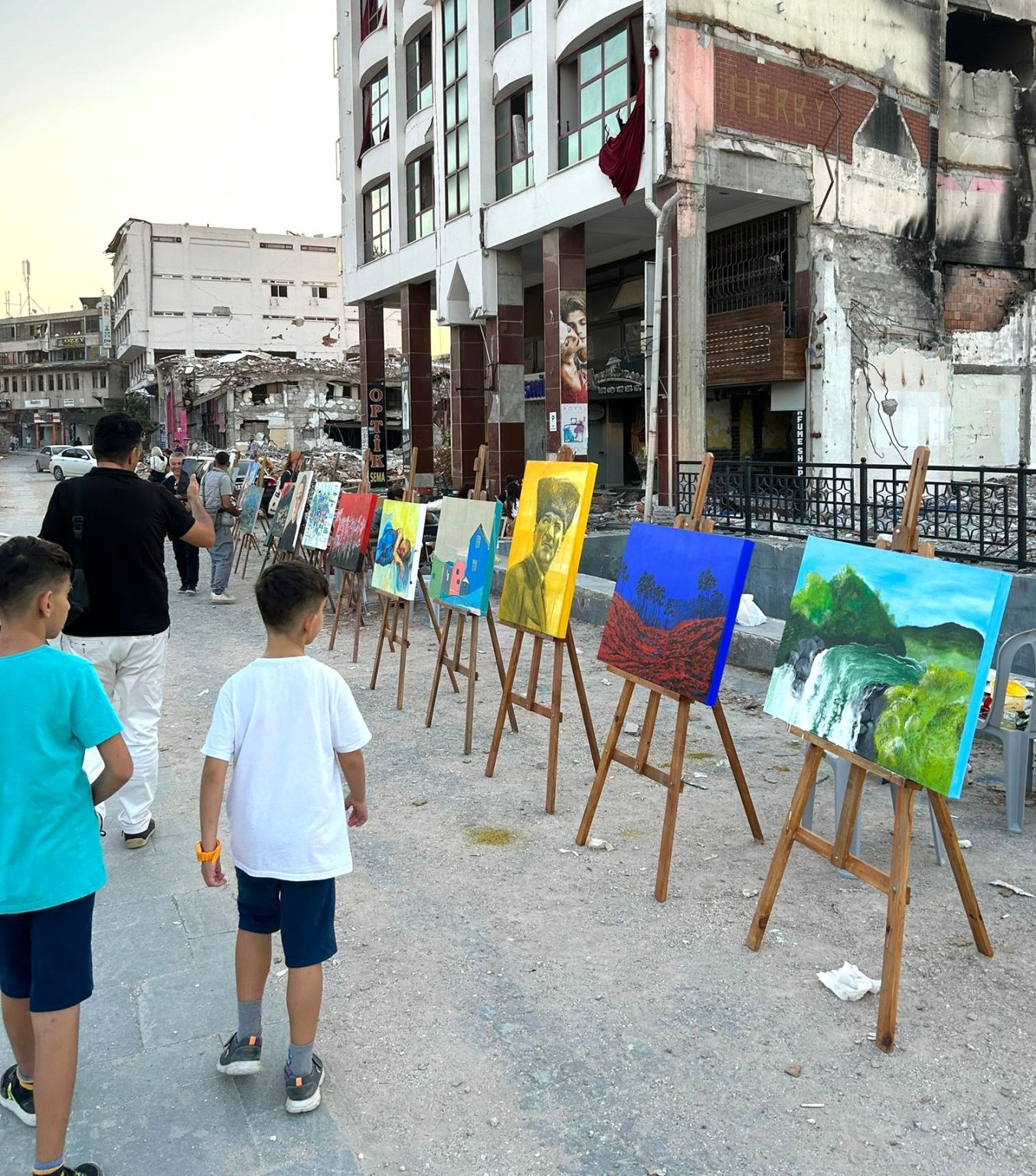 Çukurova Çağdaş Sanat Kültür ve Eğitim Vakfı, Cumhuriyet'in 100. yılında, 6 Şubat depreminin yıkımın ardından Çukurova ve Akdeniz Bölgesi'nde yeni bir başlangıca doğru bir adım atmaya kararlı.