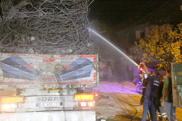 Antakya-İskenderun kara yolunda seyir halindeki 46 ACK 439 plakalı tırın dorsesinde meydana gelen patlamanın ardından çıkan yangın, itfaiye ekipleri tarafından hızla kontrol altına alındı. 