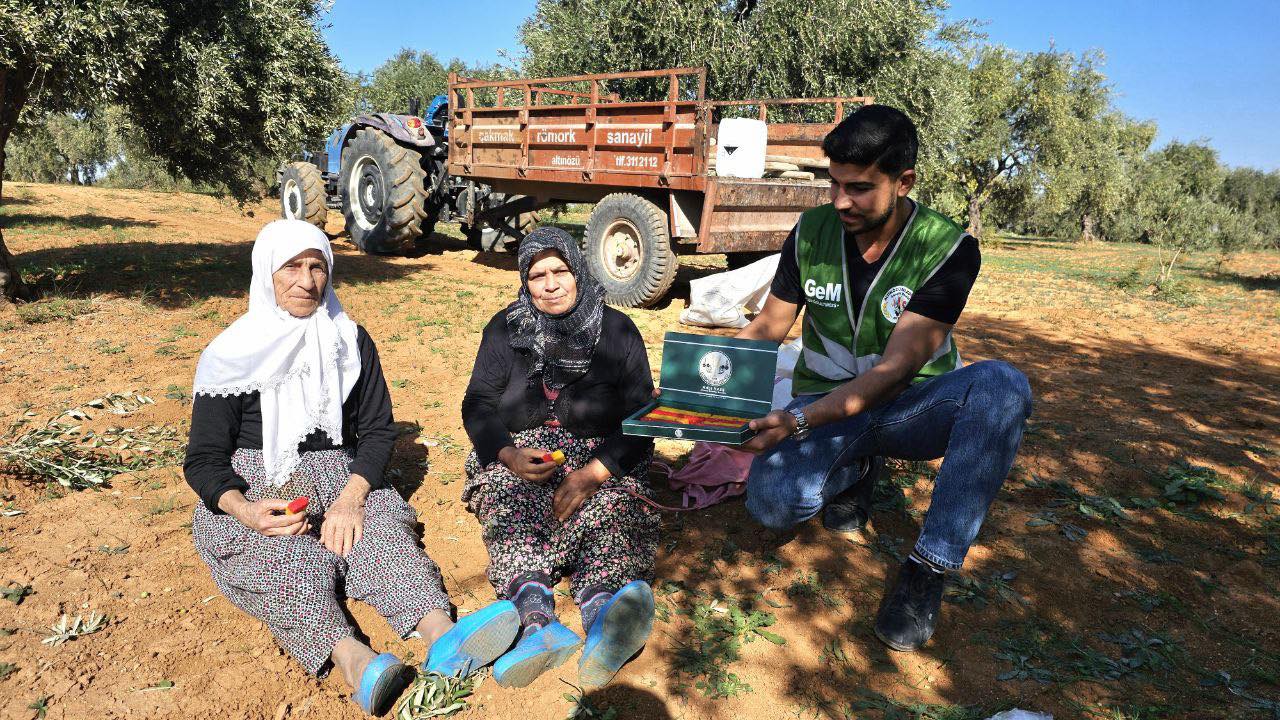 Altınözü Belediyesi Gençlik Meclisi, zeytin hasadı sürecinde çiftçilere destek olmak ve sezonun keyfini paylaşmak amacıyla başarılı bir etkinlik düzenledi.