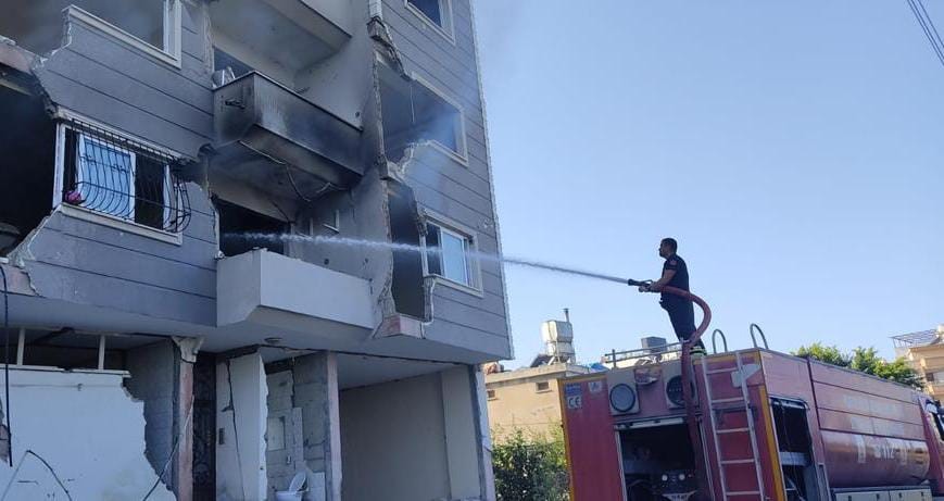 Hatay'ın Arsuz ilçesine bağlı Karaağaçlı Mahallesi'nde, ağır hasarlı bir binada meydana gelen yangın, mahalle sakinleri tarafından 112 acil çağrı merkezine bildirildi. 