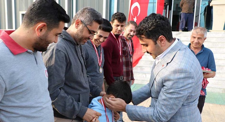 İskenderun Teknik Üniversitesi'nde gerçekleşen Atatürk Haftası etkinlikleri kapsamında düzenlenen sportif turnuvalar, büyük bir heyecana ve rekabete sahne oldu.