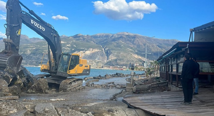  Ulaştırma ve Altyapı Bakanı Abdulkadir Uraloğlu, TBMM'de yaptığı açıklamada, İskenderun'daki deprem hasarlarının 2024'e kadar tamamlanacağını belirtti.