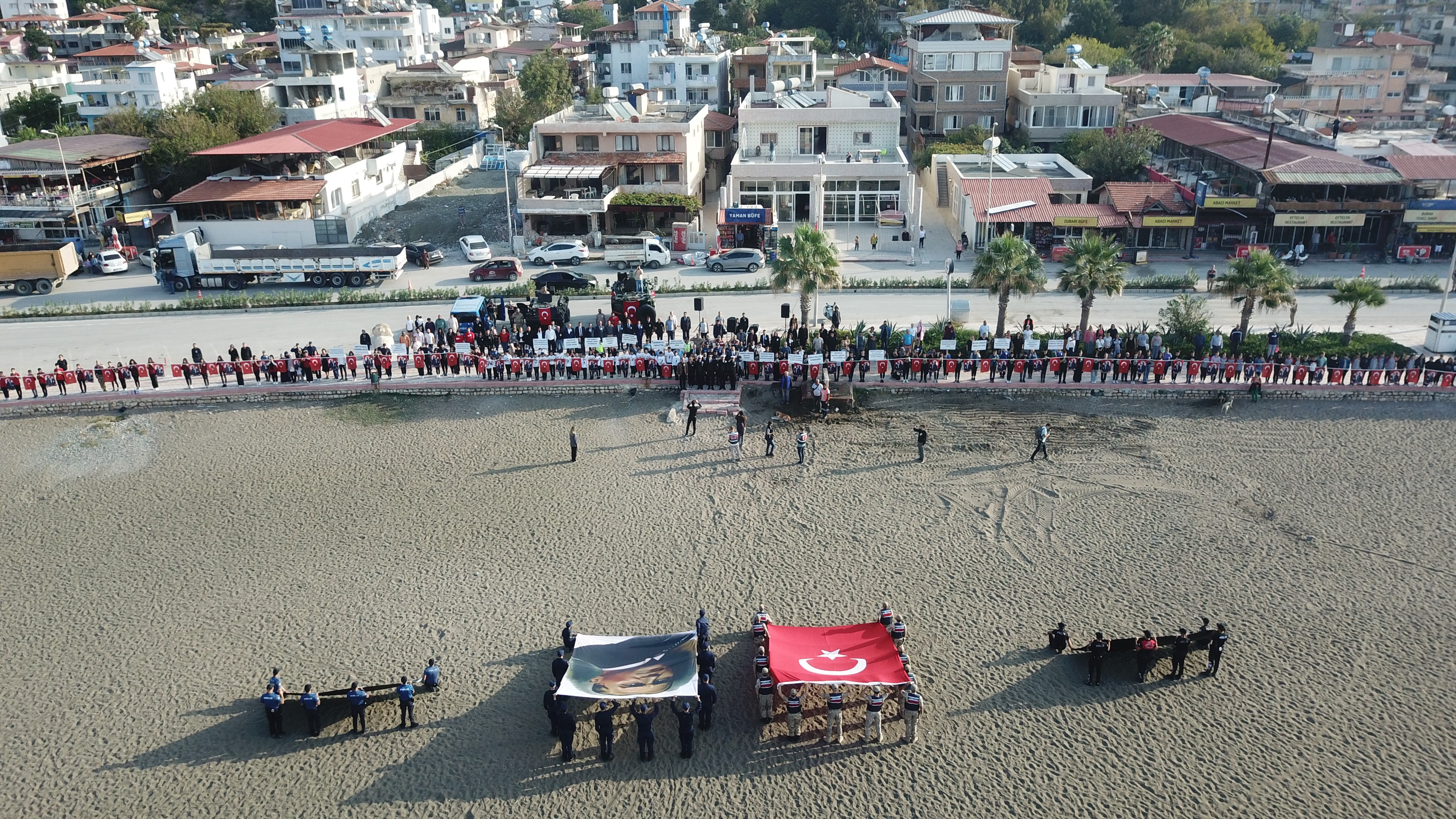 Hatay'ın Samandağ ilçesinde, Cumhuriyet'in kurucusu Gazi Mustafa Kemal Atatürk'ün ölüm yıl dönümü anısına düzenlenen etkinlikte, yüzlerce vatandaş bir araya gelerek "Ata'ya Saygı Zinciri" oluşturdu. 