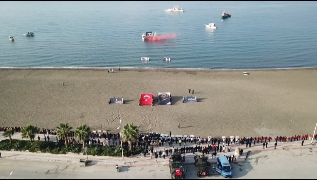 Hatay'ın Samandağ ilçesinde, Cumhuriyet'in kurucusu Gazi Mustafa Kemal Atatürk'ün ölüm yıl dönümü anısına düzenlenen etkinlikte, yüzlerce vatandaş bir araya gelerek "Ata'ya Saygı Zinciri" oluşturdu. 