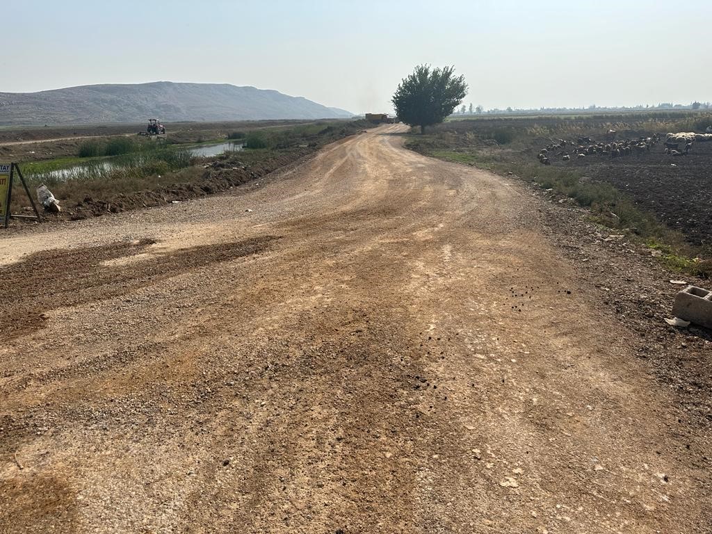  Hatay Büyükşehir Belediyesi, Kırıkhan ilçesindeki bozuk yolların bakım ve onarımı konusundaki kararlılığını sürdürüyor. 