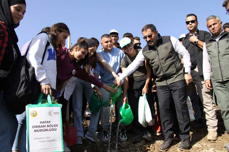 Hatay’da, 11 Kasım Milli Ağaçlandırma Günü vesilesiyle Güldüren Mahallesi’nde düzenlenen törende, 2 bin fidanın toprakla buluşturulmasıyla 100. Yıl Cumhuriyet Ormanı oluşturuldu.