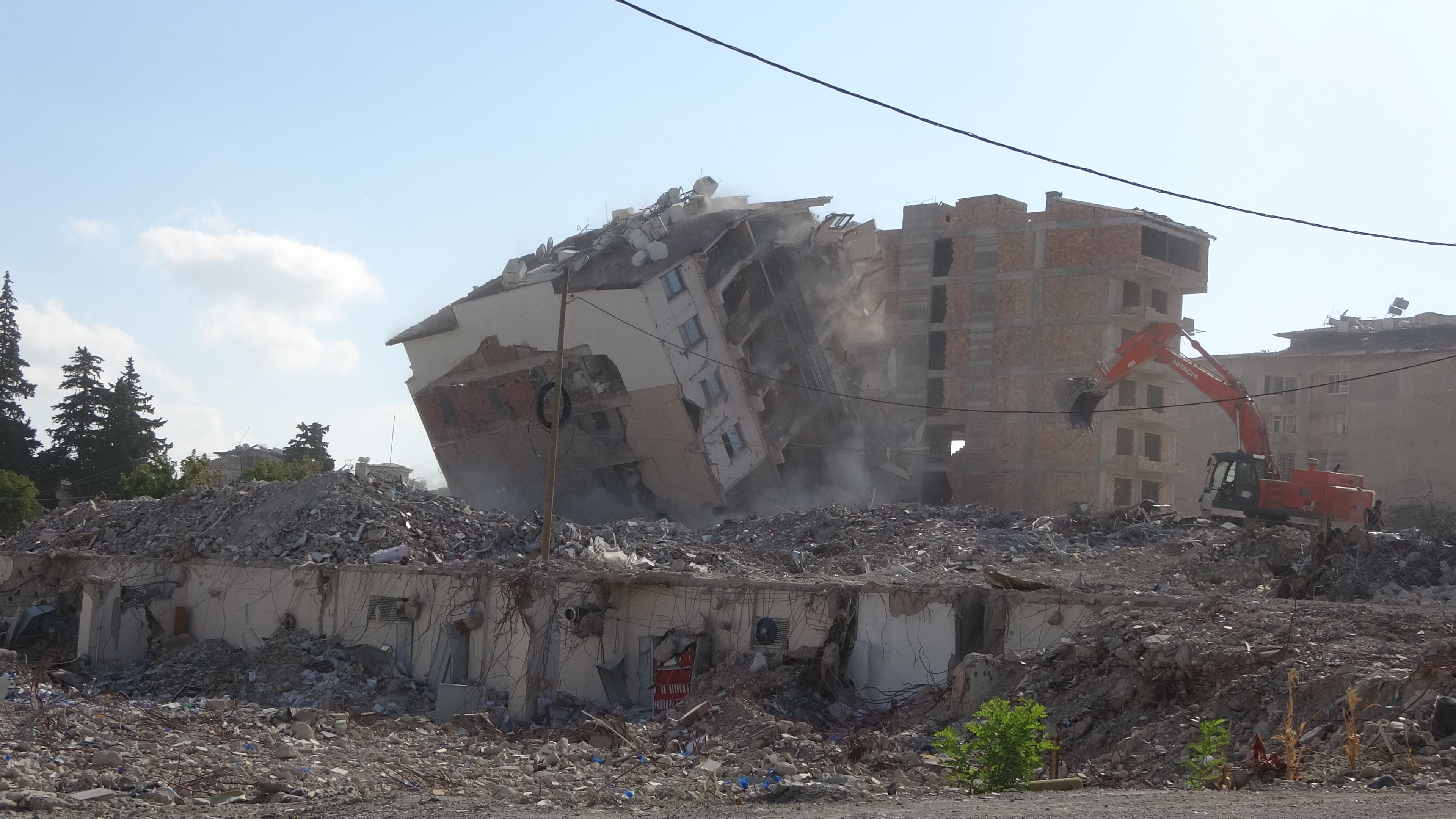 Kahramanmaraş merkezli depremlerin ardından ağır hasar alan Hatay'da, enkaz kaldırma çalışmaları hız kesmeden devam ediyor.