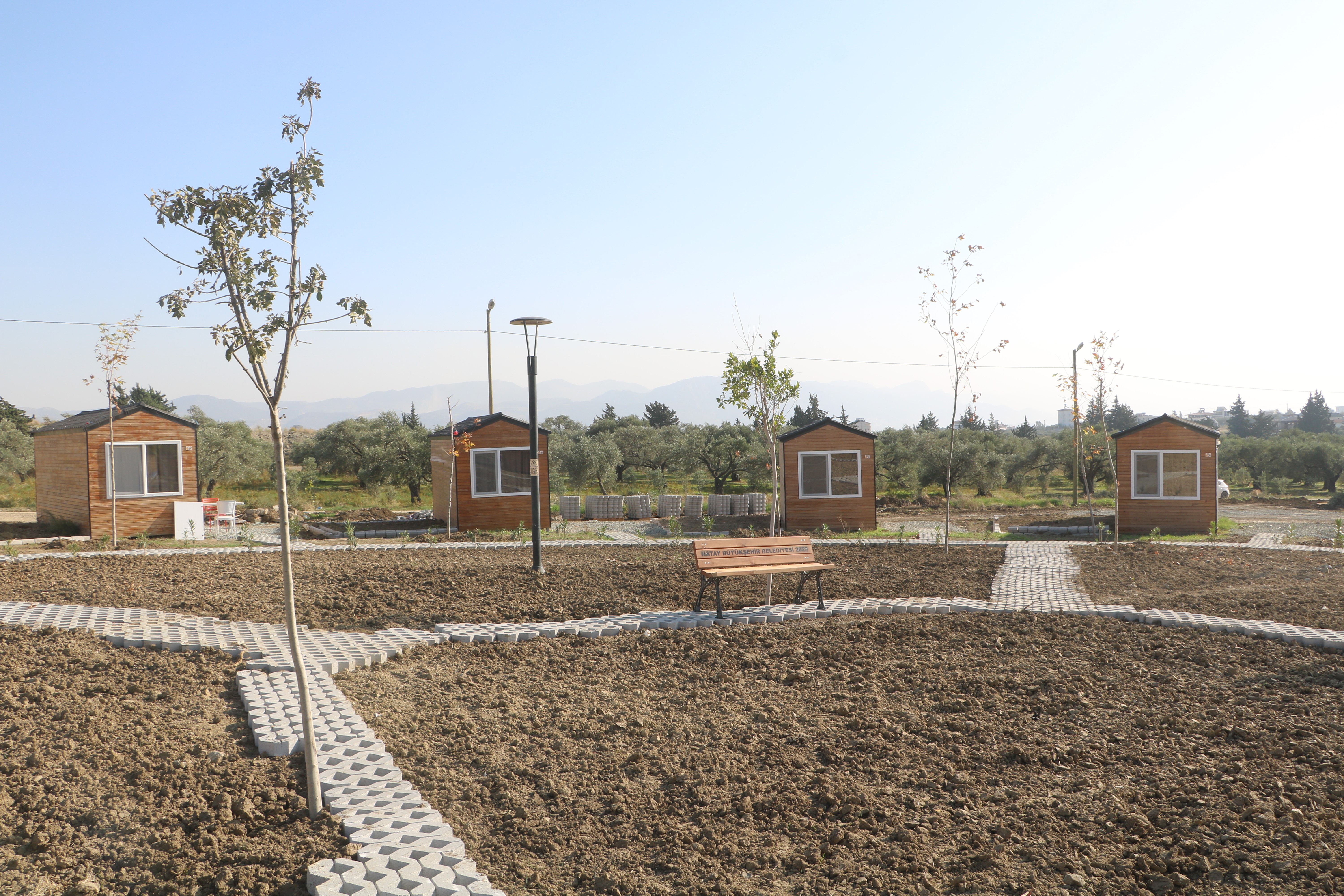 Hatay'da Kahramanmaraş merkezli depremlerden etkilenen aileler için 100 ahşap evden oluşan geçici yaşam merkezi kuruldu. 